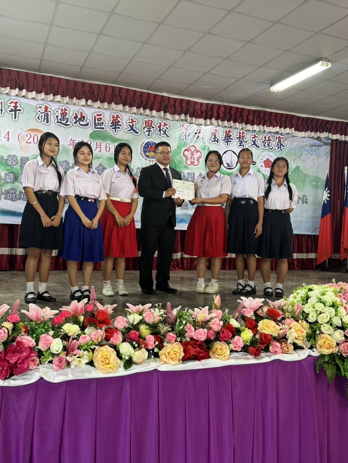 副組長頒發得獎學生獎品