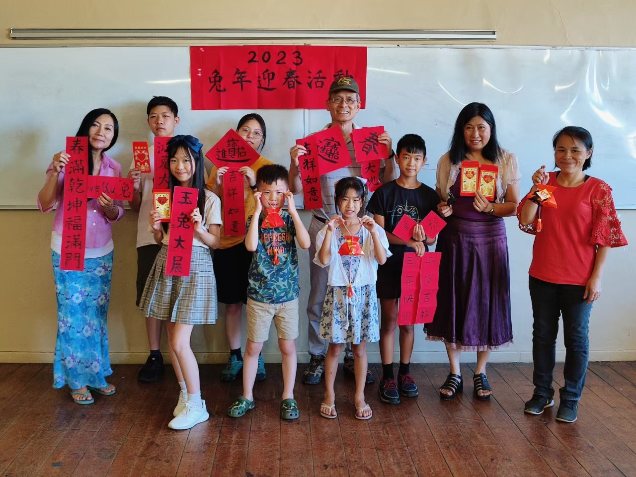 師生揮毫迎瑞兔