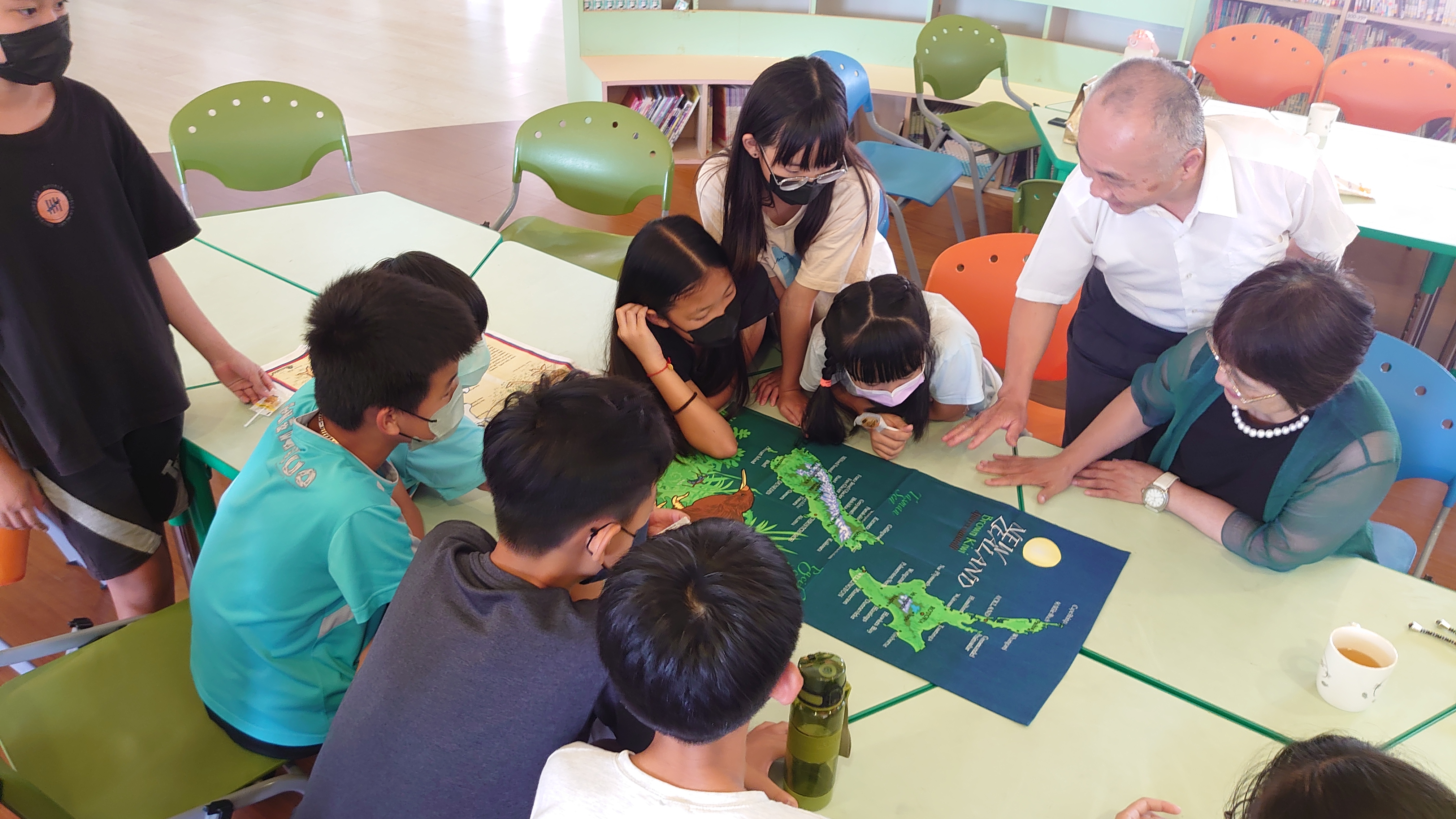鳳興書院校長魏永庭（右2）、副校長楊明娘（右1）參訪苗栗縣中山國小並介紹紐西蘭各城市