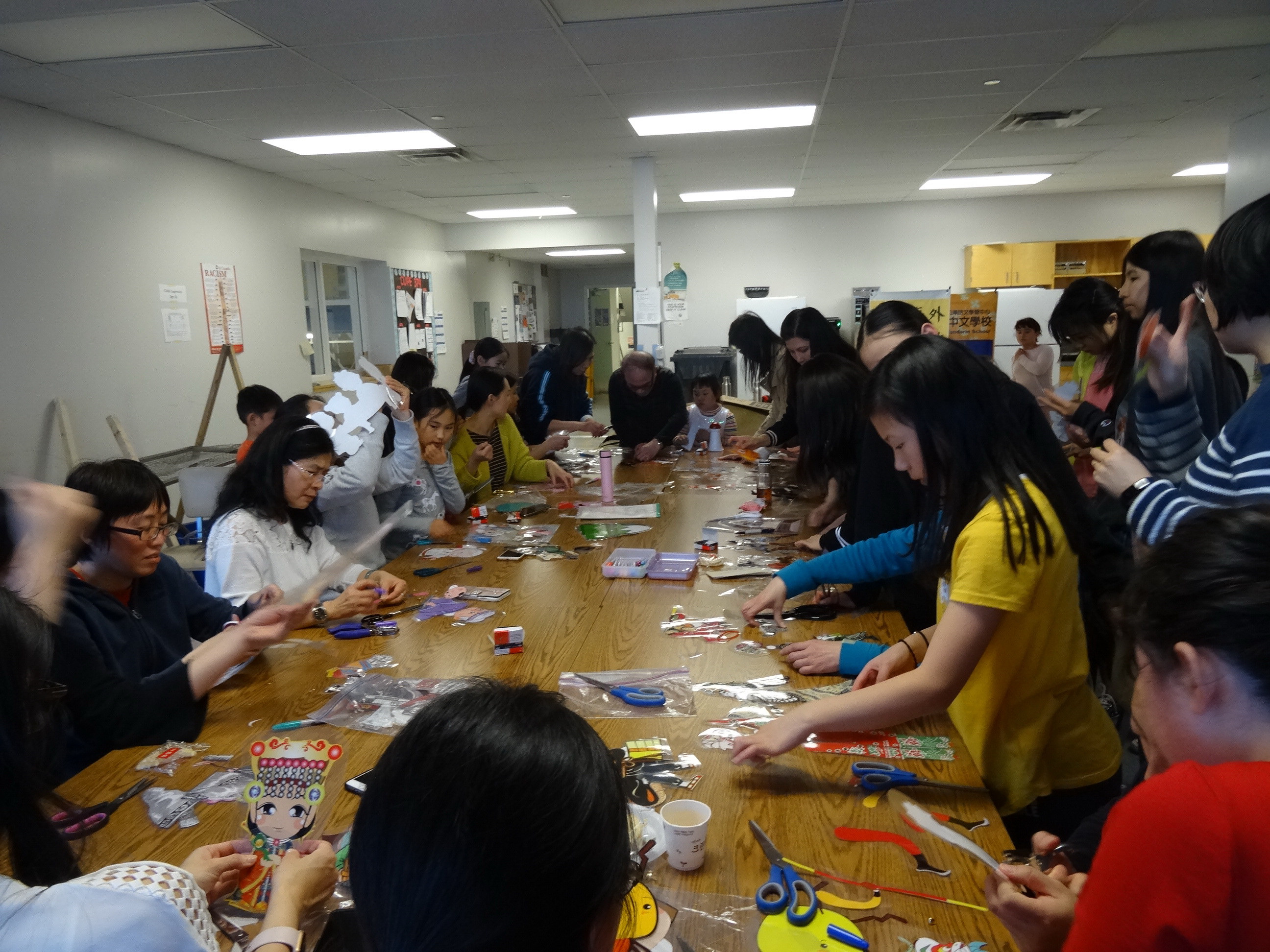 老師們聚精會神製作皮影戲偶