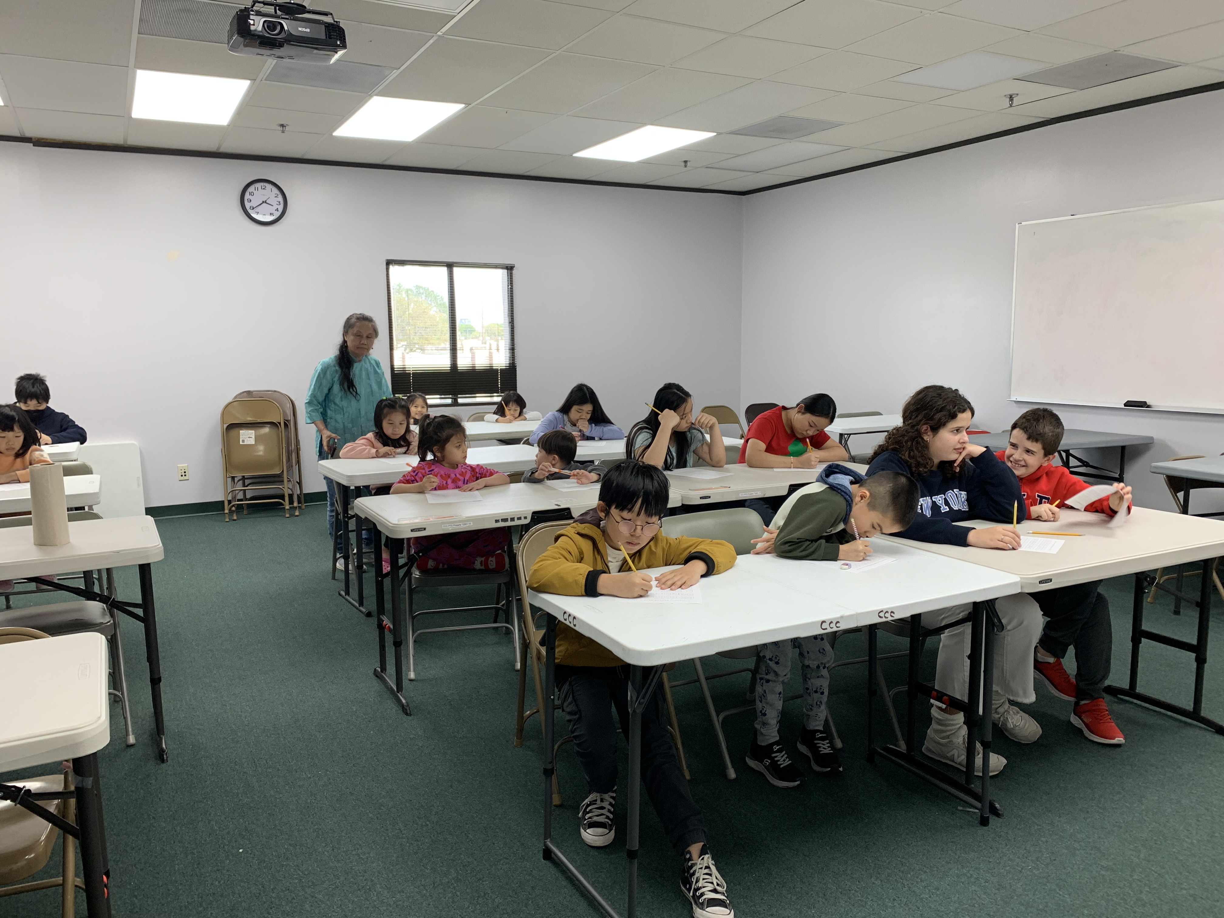 拼音班小朋友硬筆寫字也小心翼翼