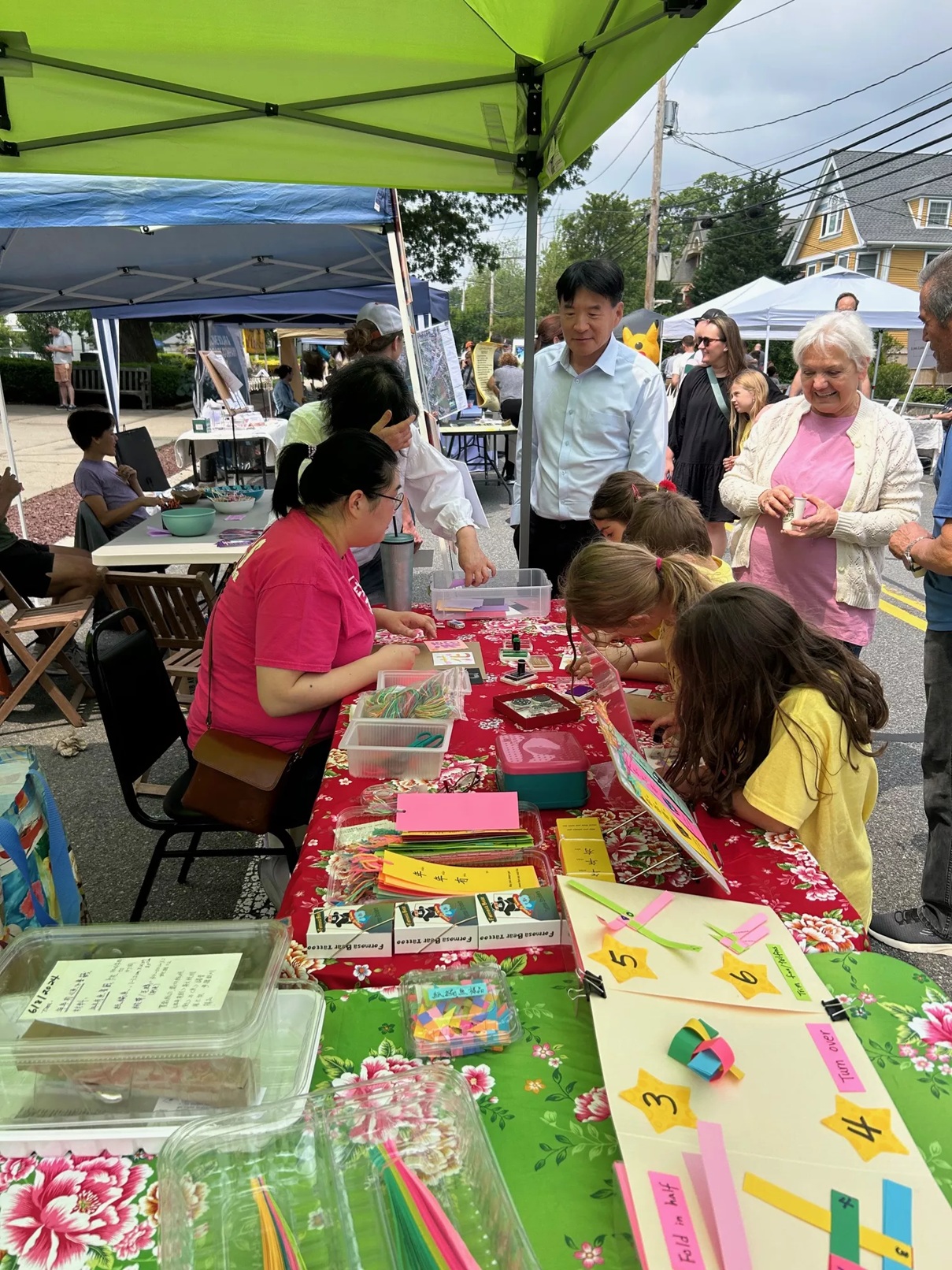 活動一開始，馬上就有小朋友報名手做活動