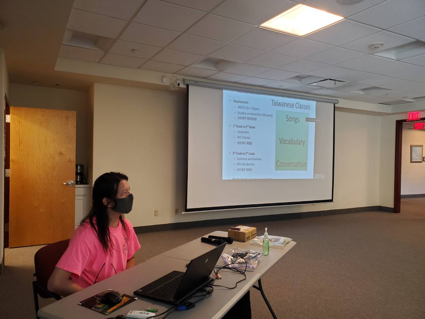 孟祺然副校長上課情形。