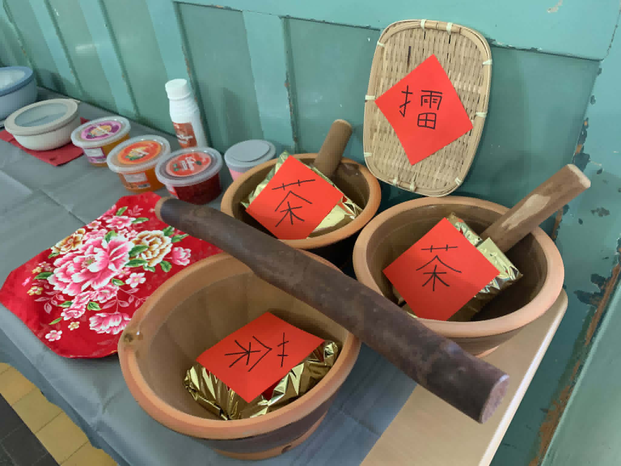 擂茶工具不能少，手作搗磨樂趣多！