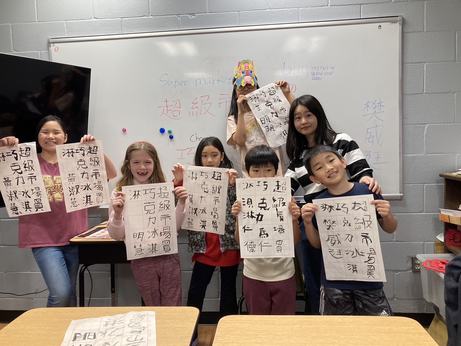 老師帶領學生一同參與書法比賽，認識漢字之美