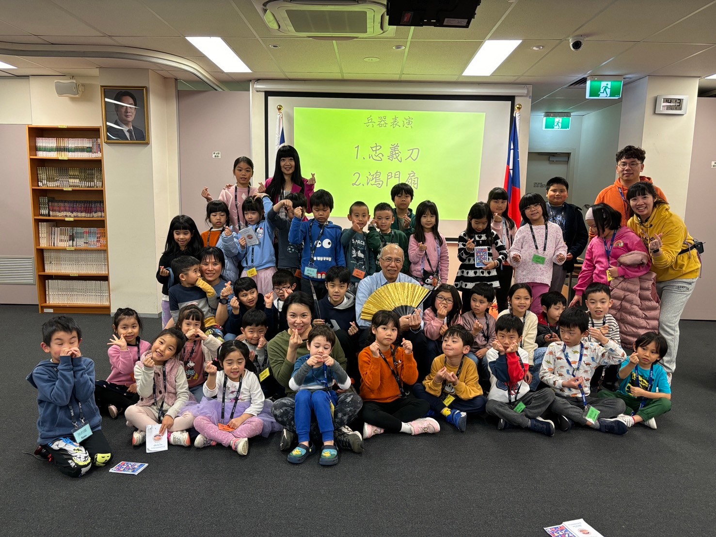 雪梨文教中心施博祥主任與師生合影