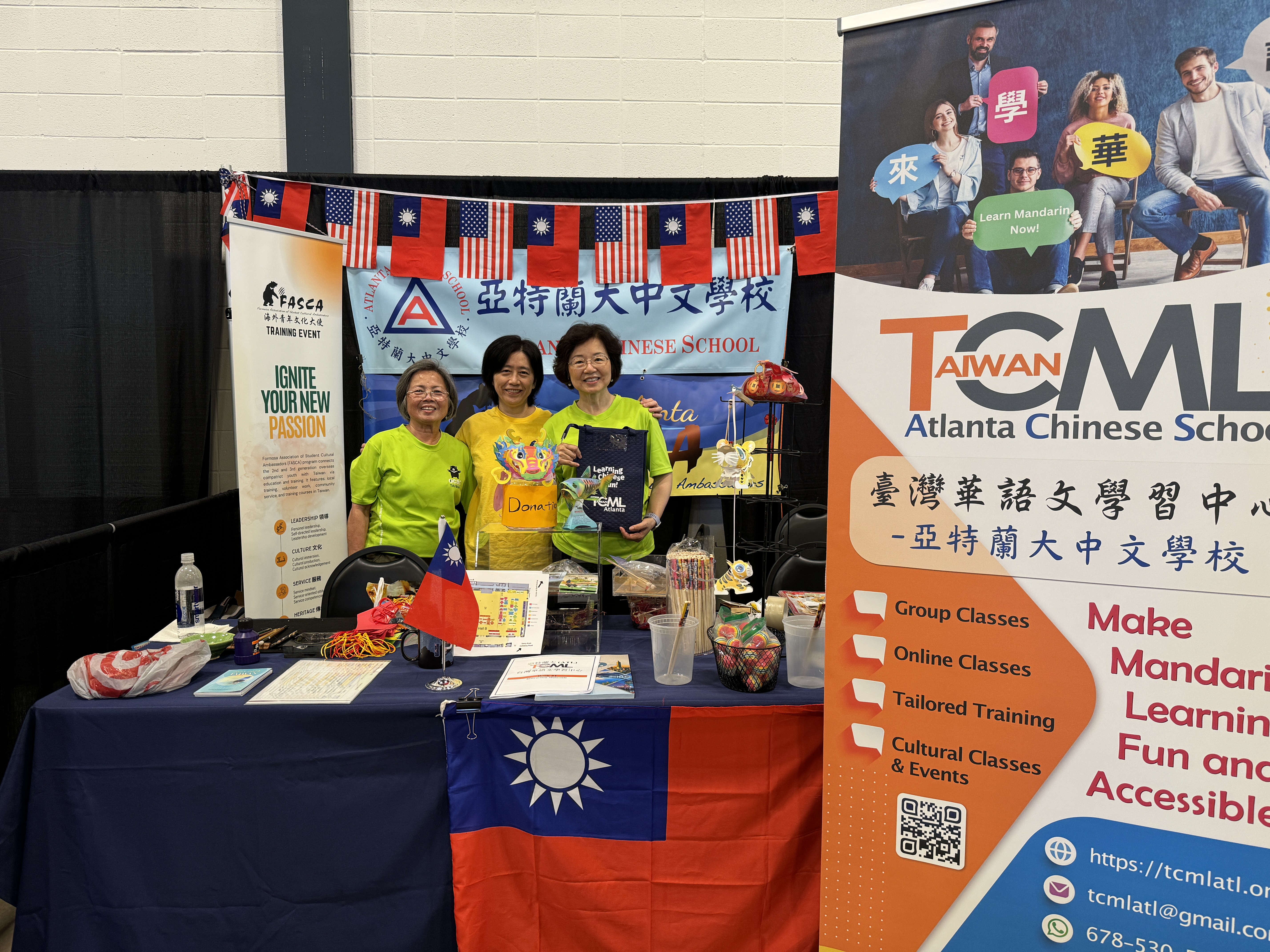 (右起)亞特蘭大中文學校校長戴念華、副校長牛中怡以及劉承璋老師於攤位合影