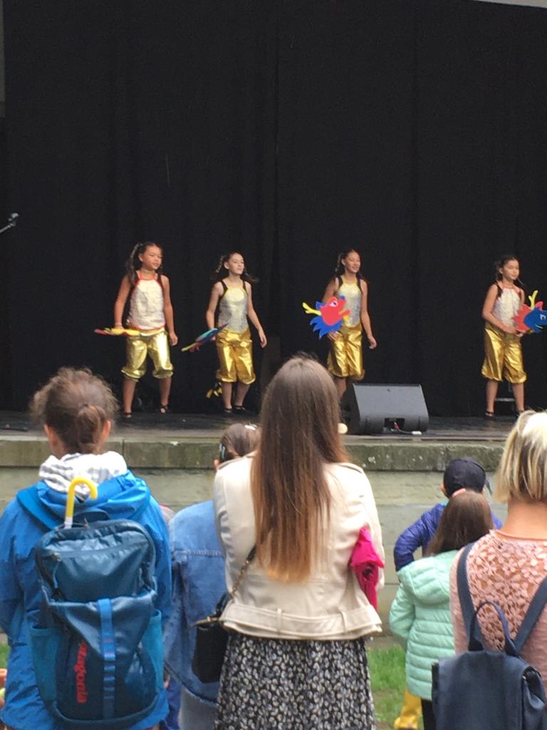 由本校女學生表演的舞蹈“慶端午”，博得滿堂喝彩