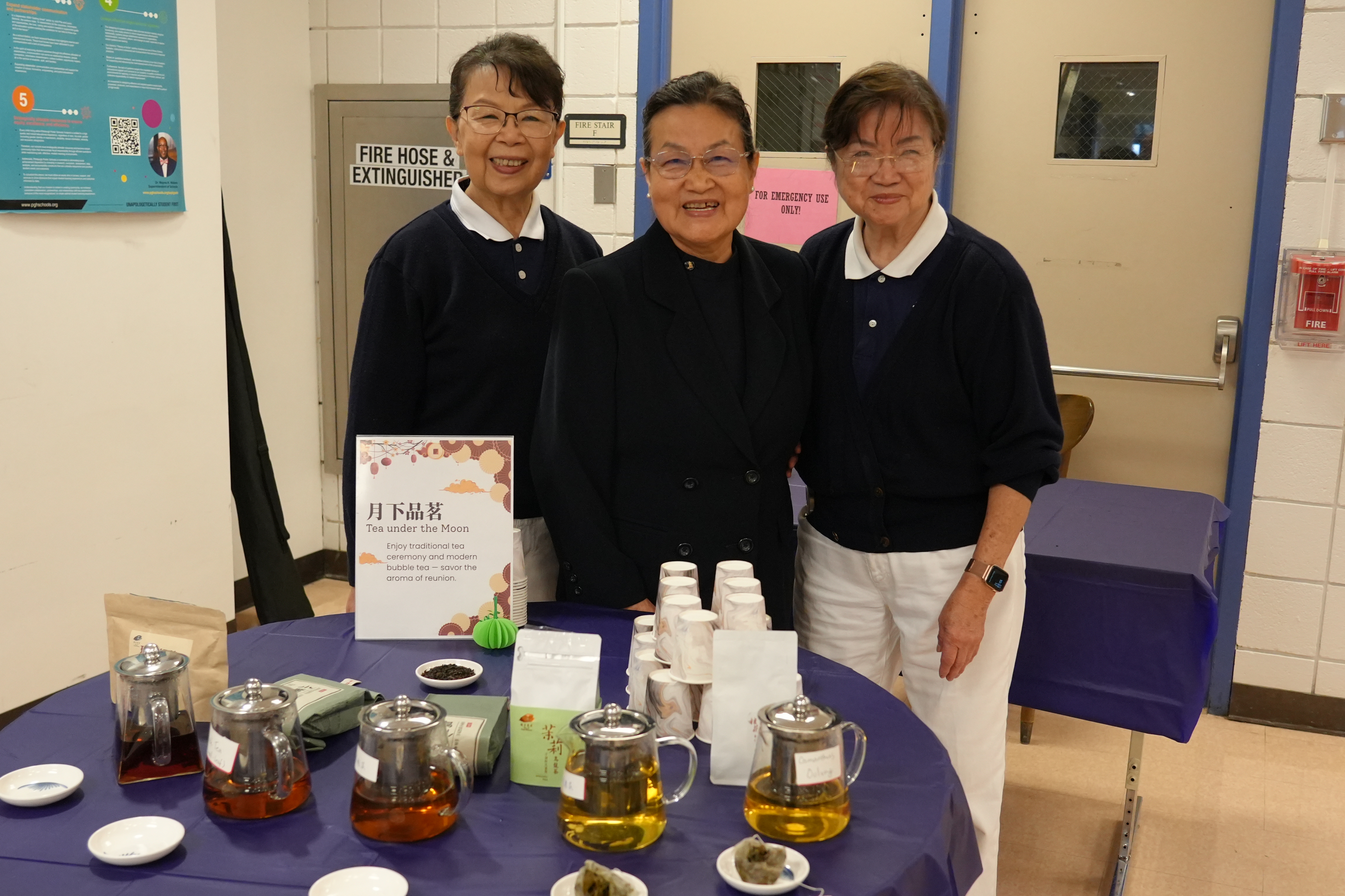 傳統飲茶攤由劉冠伶、劉麗芳、黃喜美師姐主持，沖泡不同茶品讓與會民眾試飲