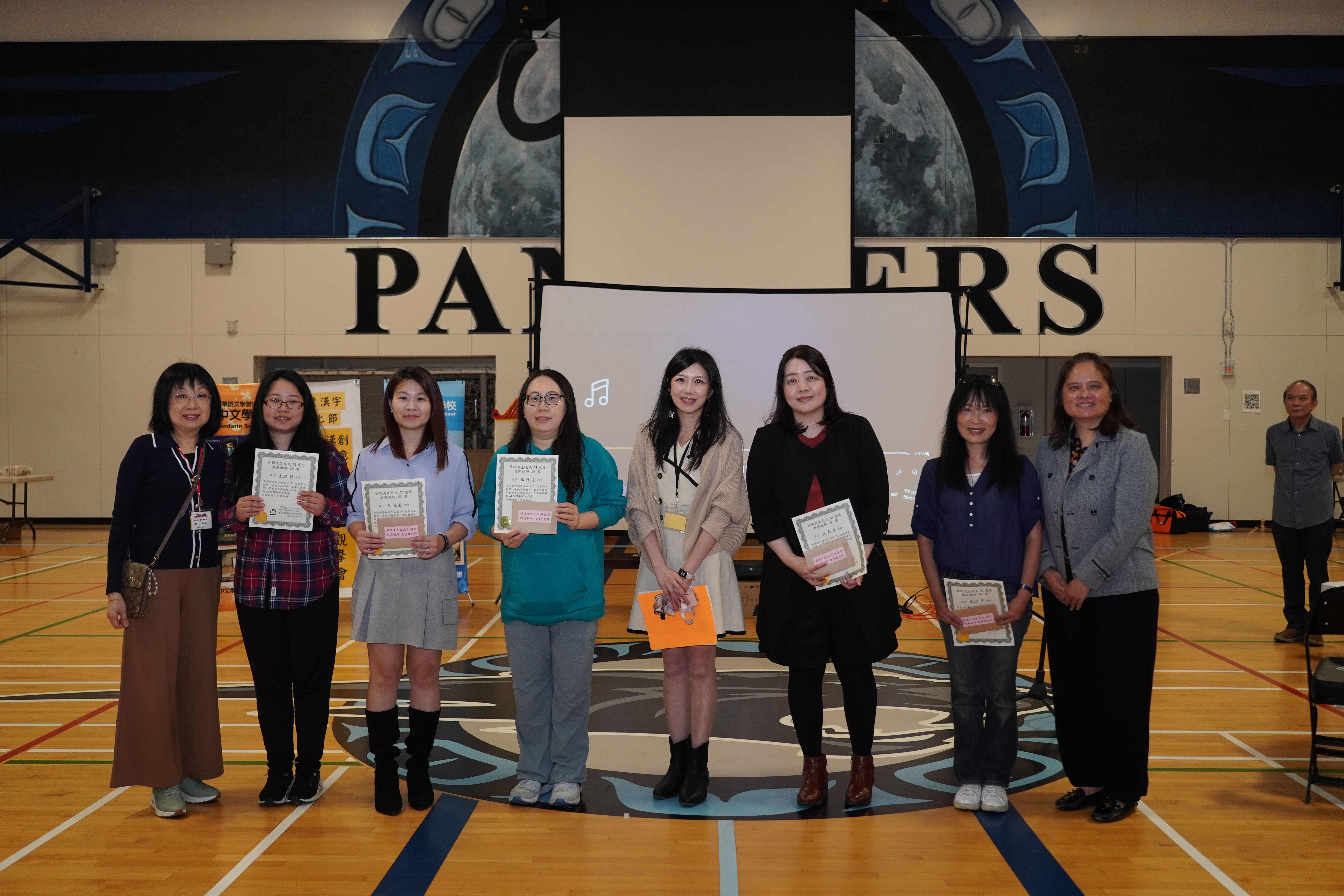 林美玲秘書、王妙如副校長與華語文生成式AI應用典範教師合影