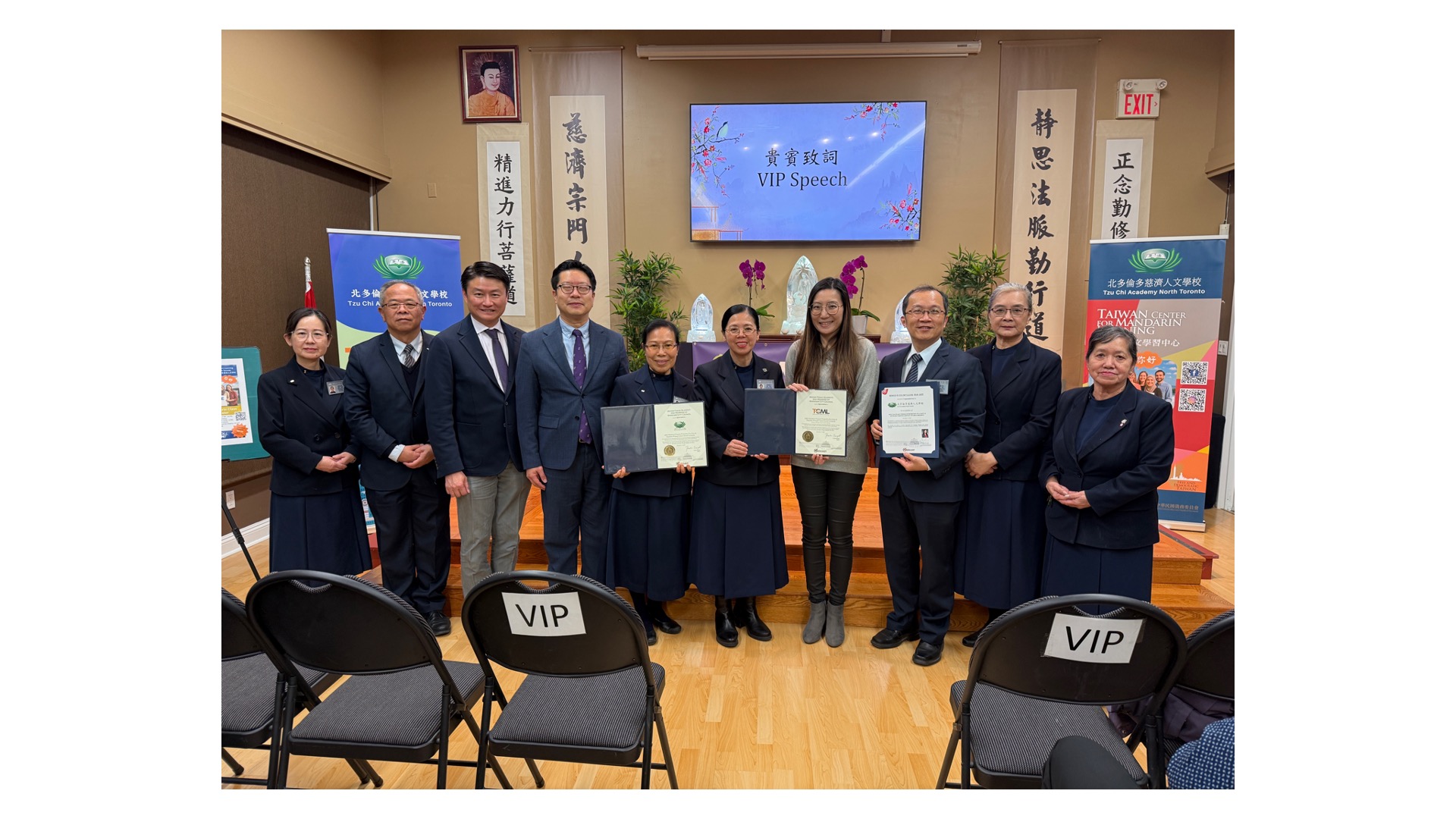 （右四）萬錦市市議員李思韻代表萬錦市市長Frank Scapitti致贈祝賀狀並與嘉賓及加東慈濟師兄師姊們合影