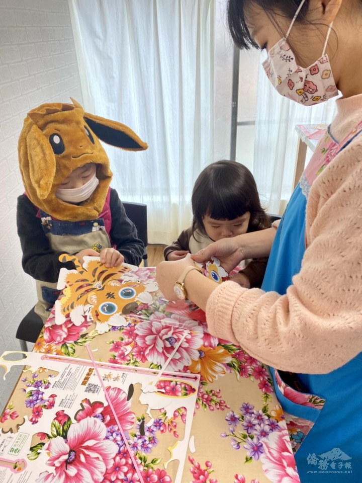 埋首認真折小虎提燈