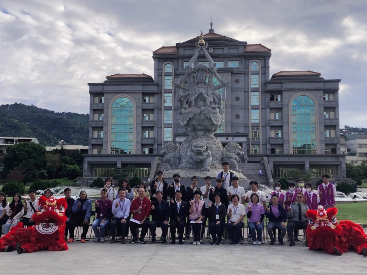 永中師生與慈明高級中學徐銘崇副校長於校前拍攝合照