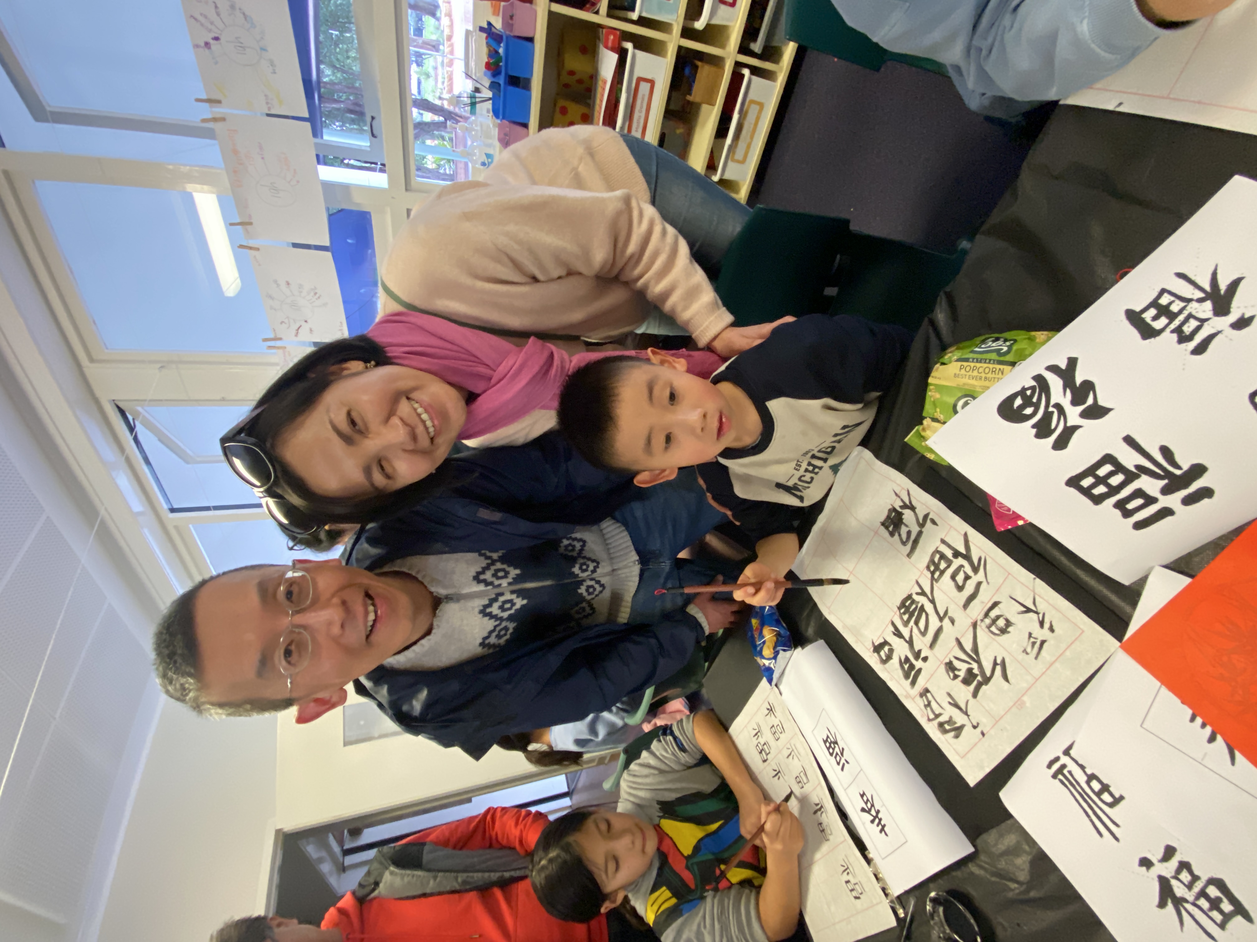 父母親都來會場協助指導同學書寫毛筆字