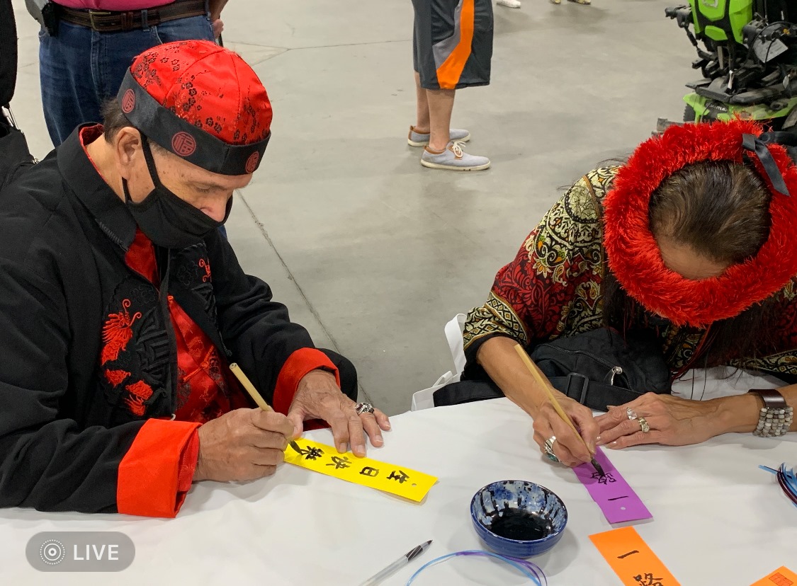 與會者體驗毛筆書法樂趣