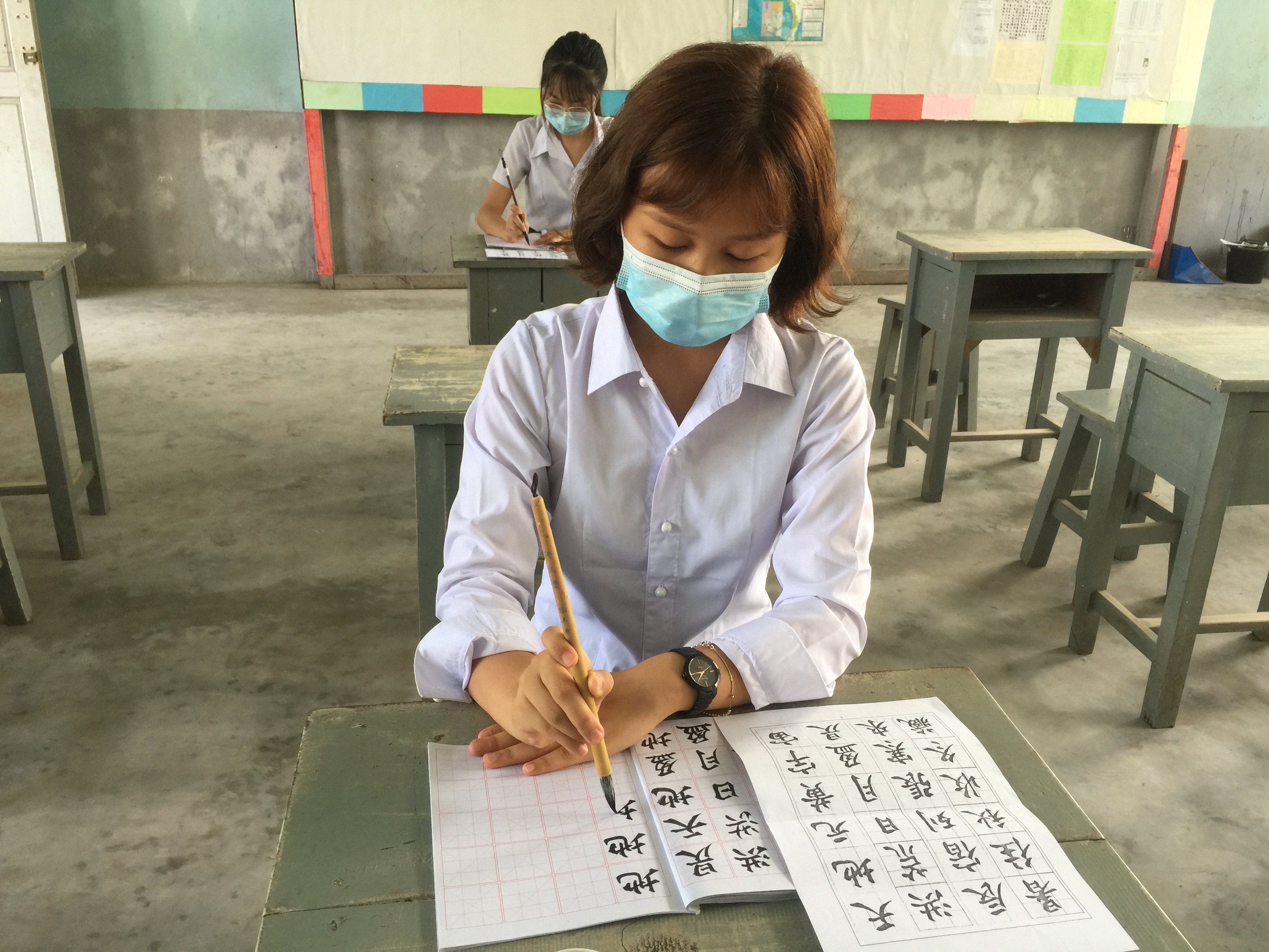 參賽學生練習書法摹寫