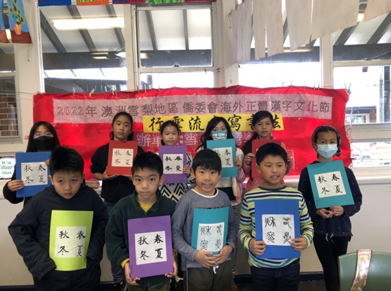 學生展示自己的作品