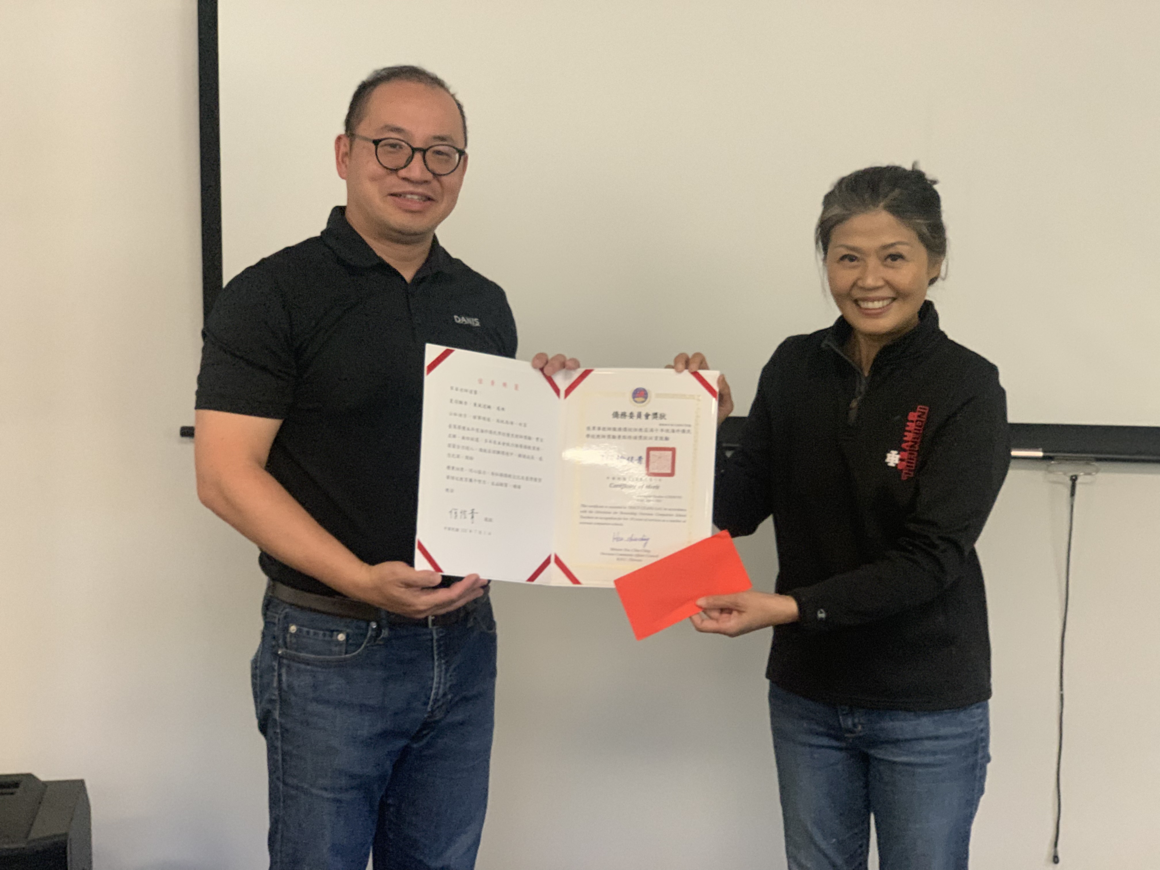 學校表揚本校張翠華老師榮獲僑委會本年度海外僑民學校優良教師獎勵