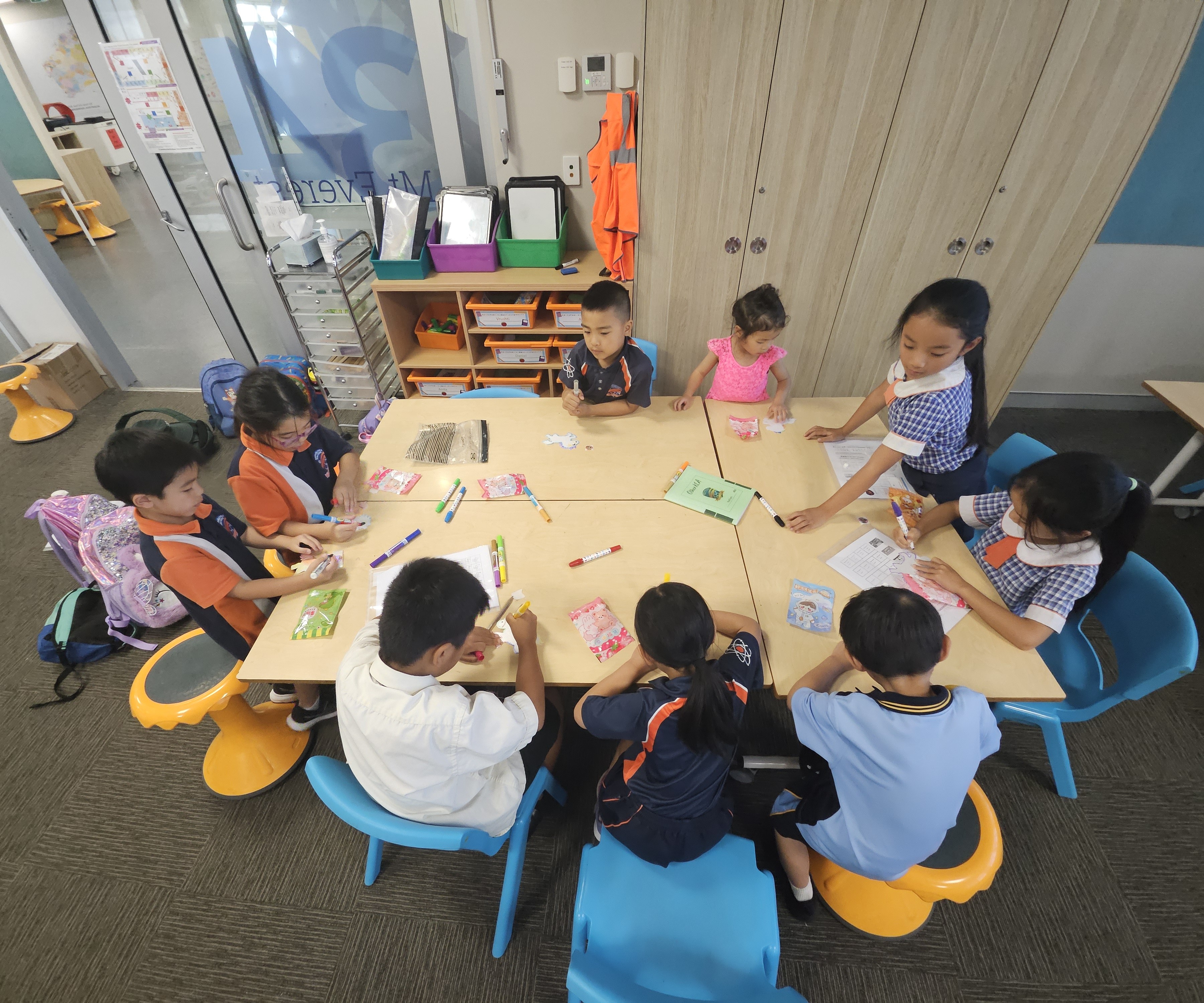 學生們在課堂上專注地彩繪小馬模型，展現創意與對華文學習的熱情 。