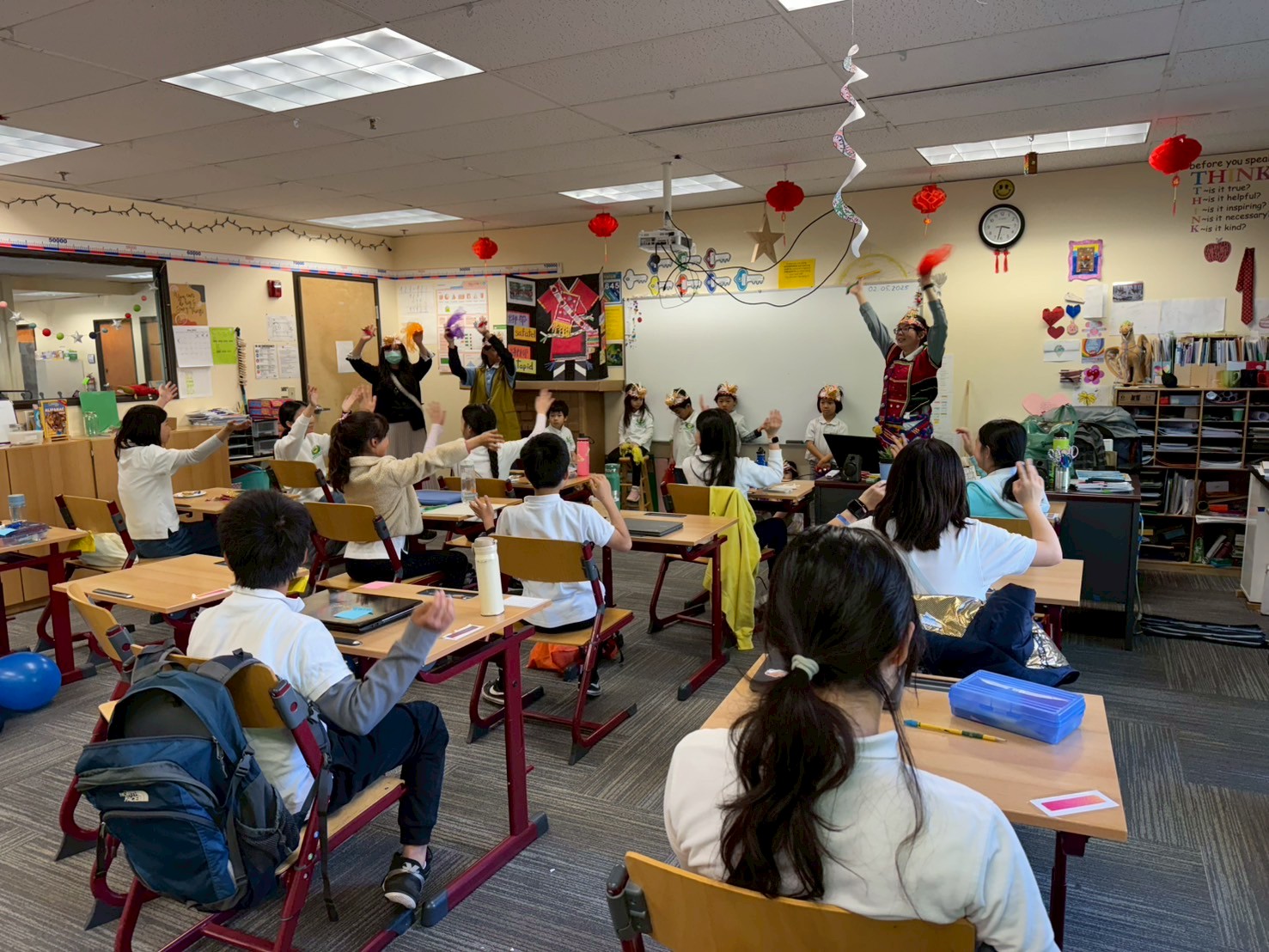 七冊班學生們熱情地與注音班小朋友一起練習舞蹈。