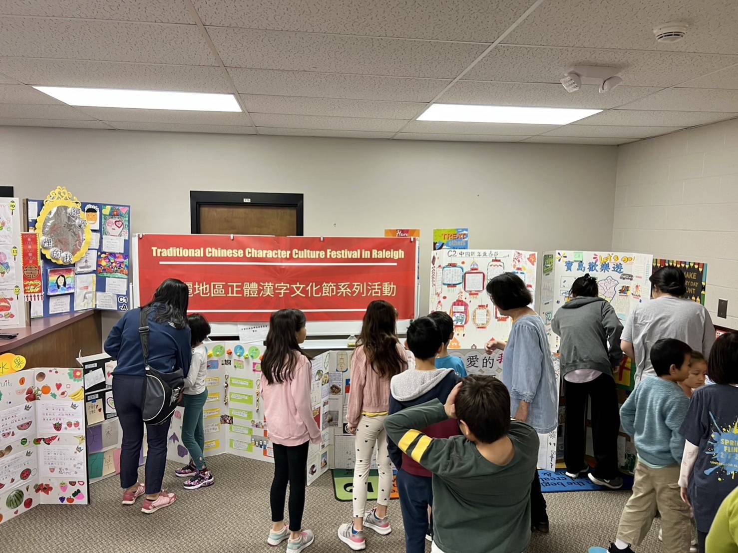 老師帶領學生參觀各班海報