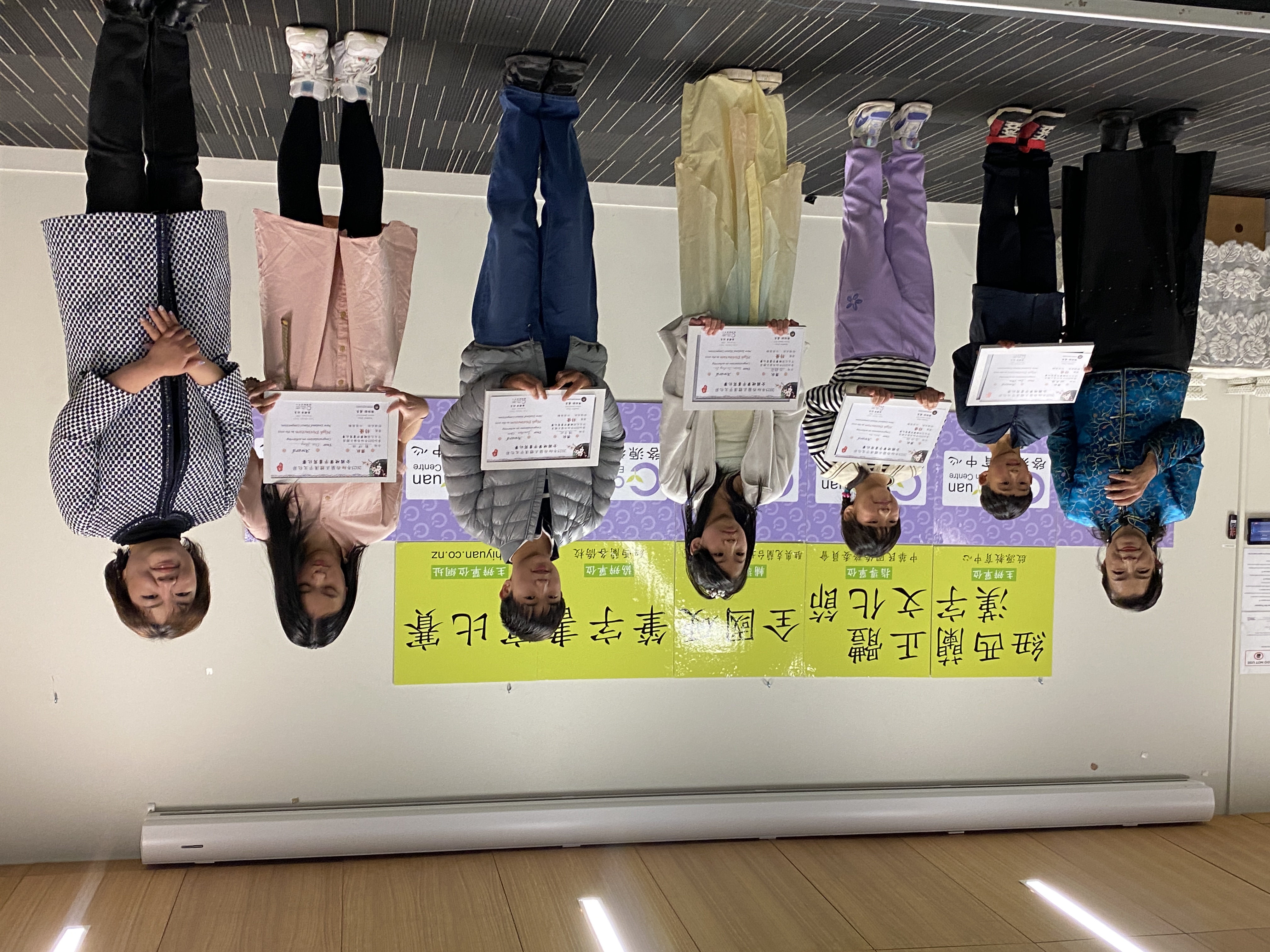 陳詠韶處長（右1）親自頒發各組特優者獎狀、獎學金。（左1）主辦單位啟源教育中心副校長曾昭如