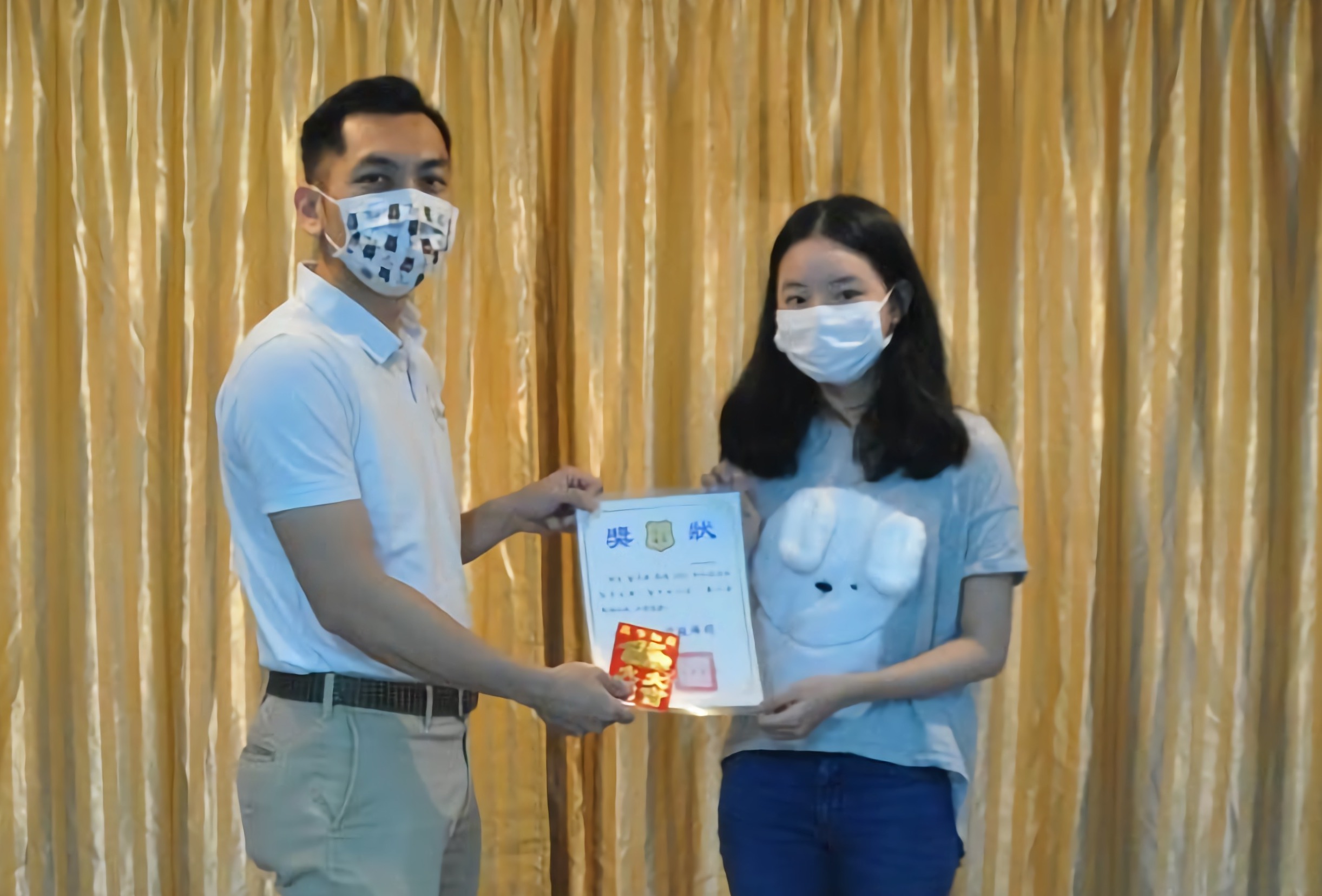 駐巴拉圭大使館僑務秘書廖建勛代表頒發校際硬筆字暨作文比賽獲獎同學獎狀及獎學金。