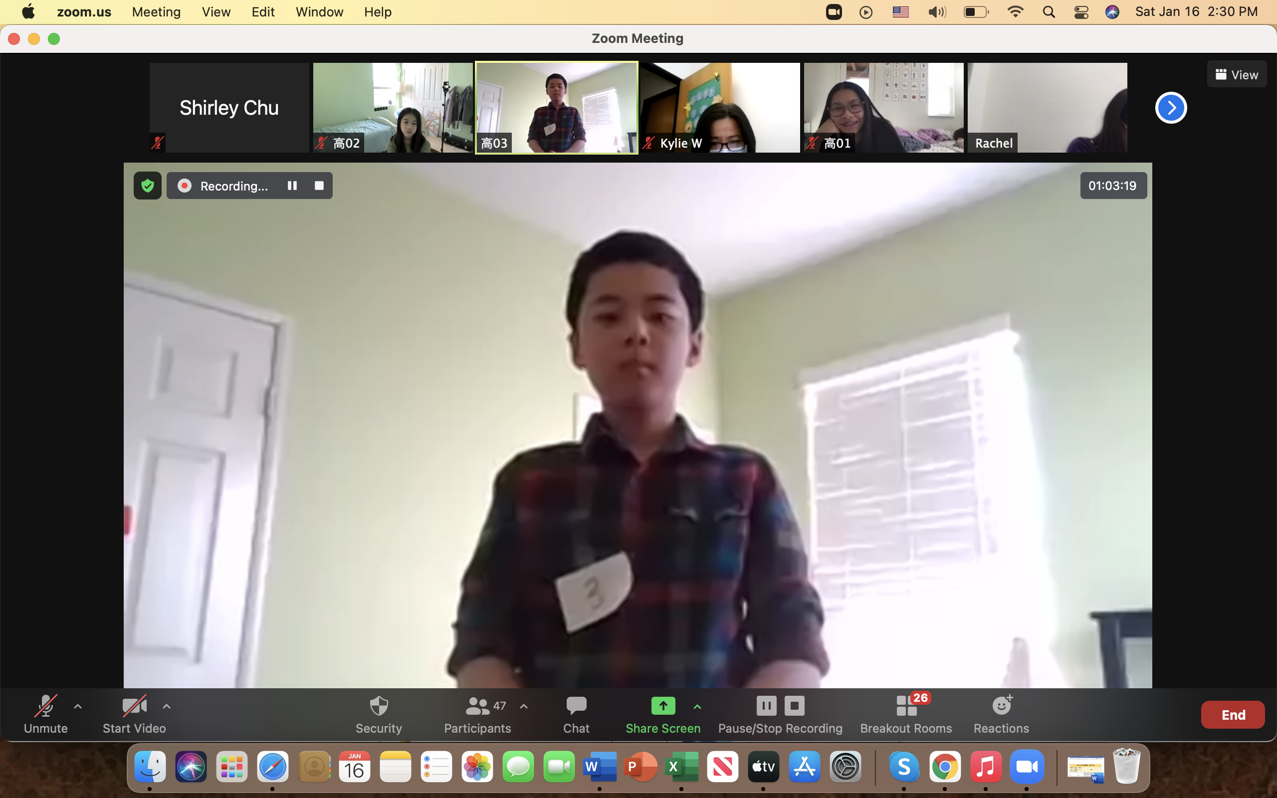 學生在家中參加線上比賽。