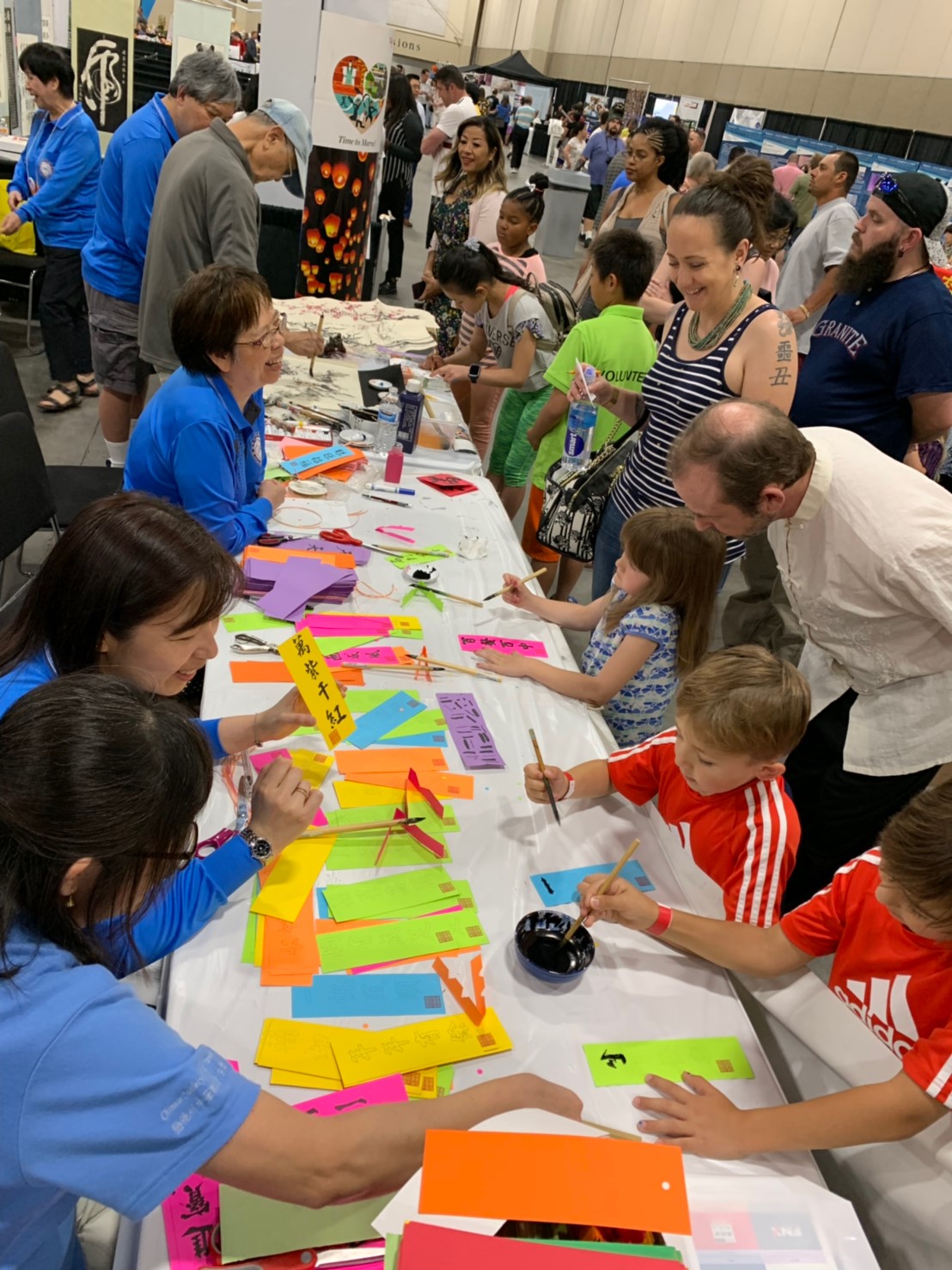 當地小朋友認真學習書法