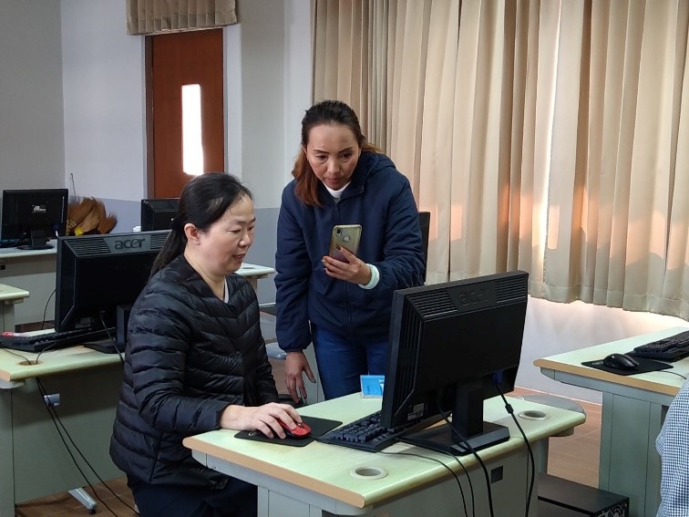 學員認真的把老師操作紀錄下來。