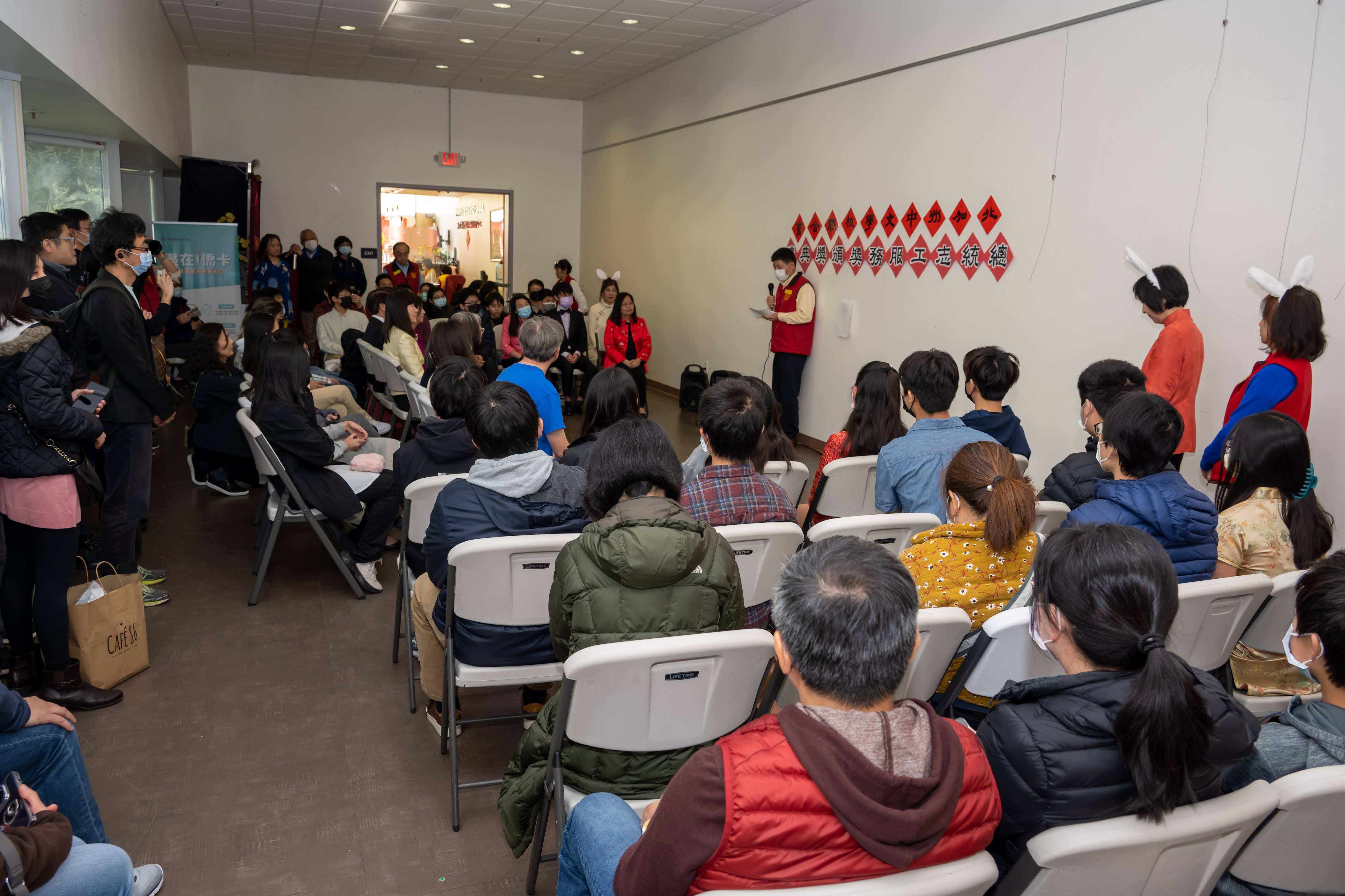 會場中，坐滿了獲獎學生與家長們