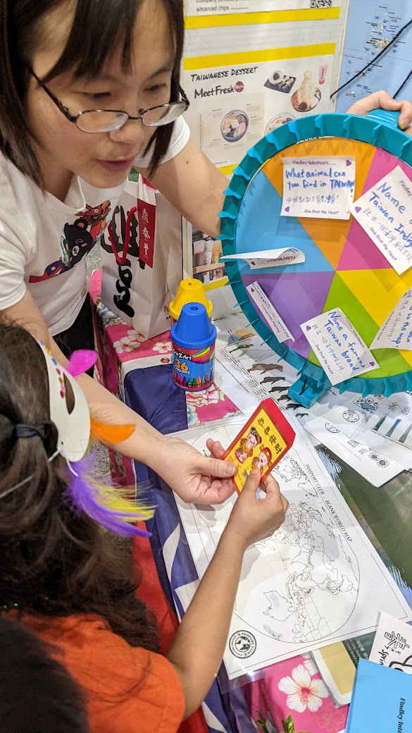 臺灣志工溫玉綺以流利英文為來賓解說臺灣知識