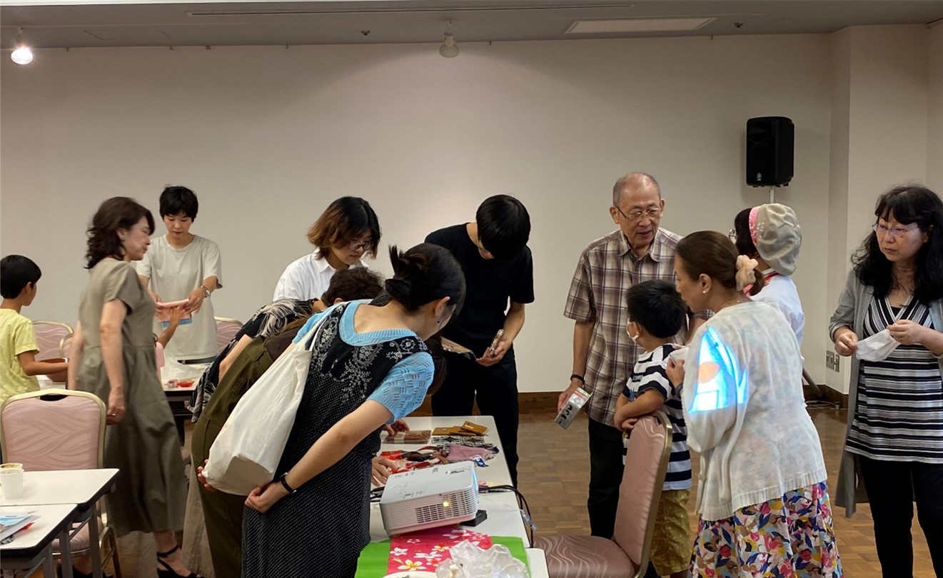 參加者們挑選客委會范科長為大家準備的精美禮物