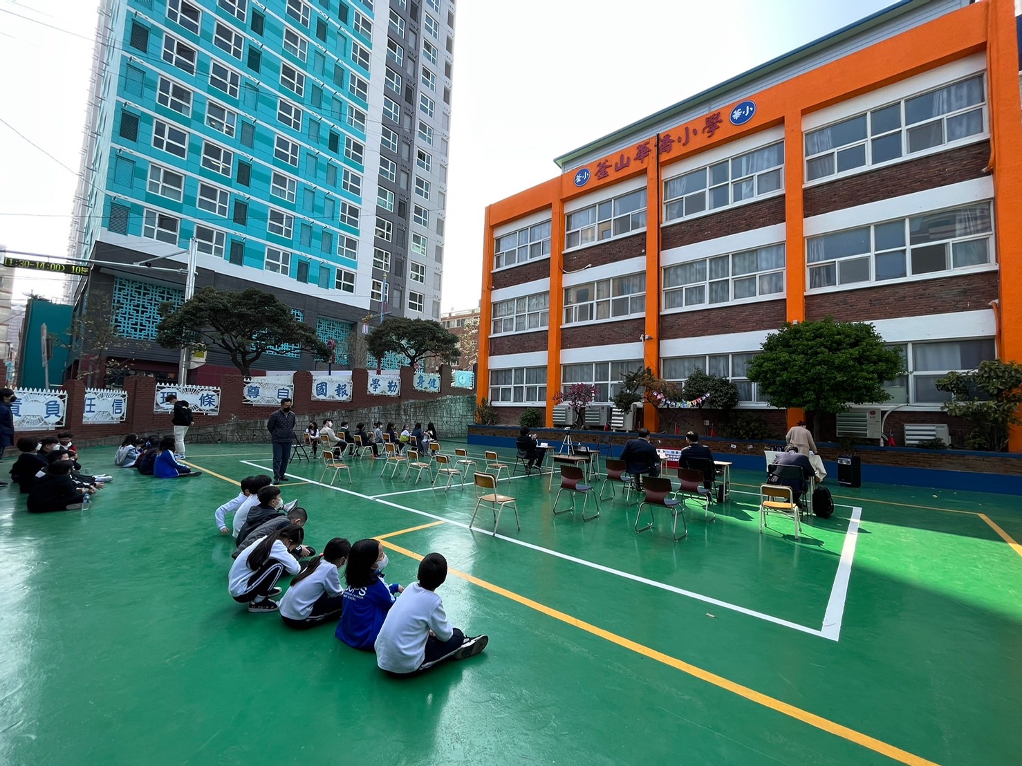 因疫情緣故選擇在戶外會場舉辦，同學熱情參與