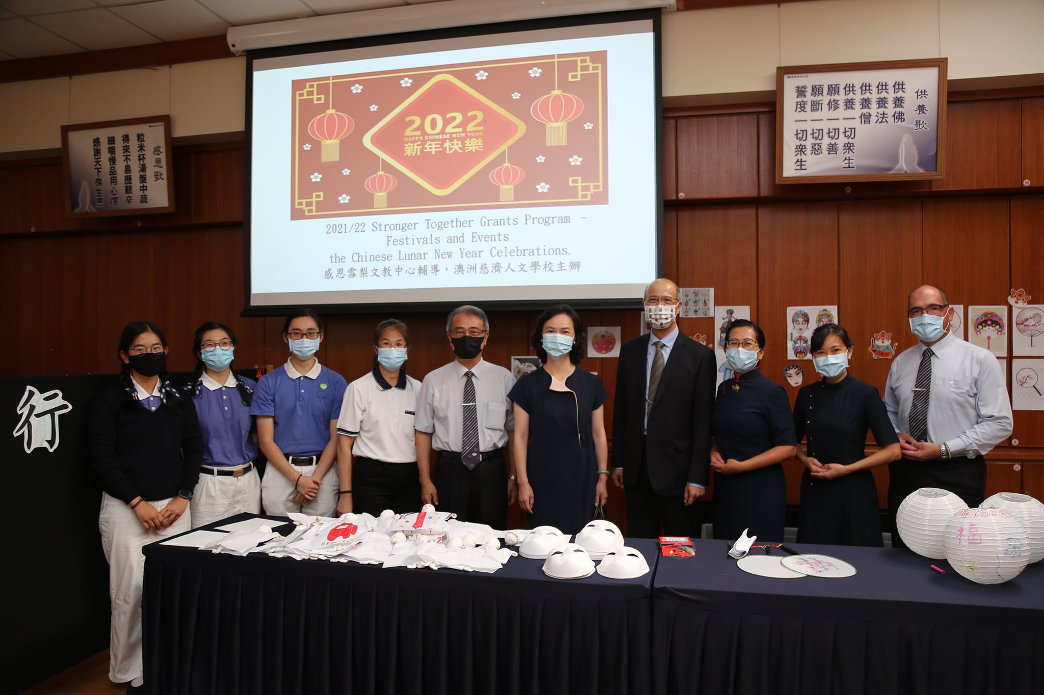 駐雪梨辦事處范惠君處長(右5)、慈濟基金會雪梨分會宋以剛執行長(左5)、雪梨文教中心施博祥主任(右4)、雪梨慈濟人文學校林美鳳校長(右3)與志工老師在彩繪攤位合影