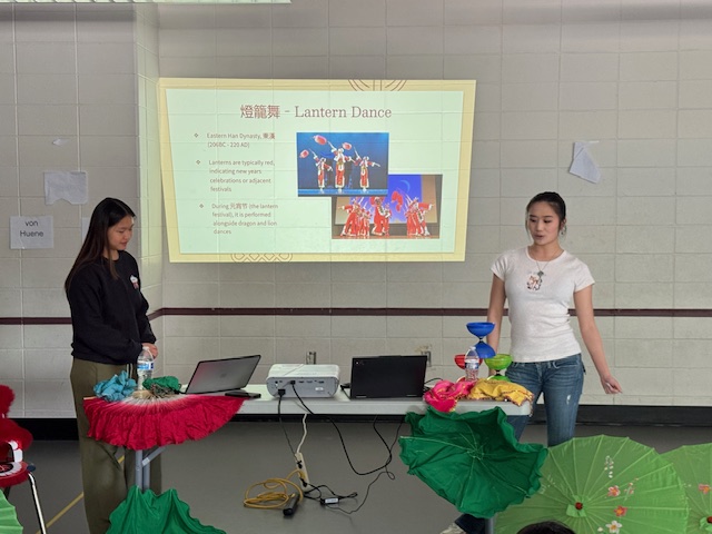 在民族舞蹈課程中，余旻恩老師生動介紹了水袖舞、手絹舞、燈籠舞、傘舞、扇子舞及山地舞的文化背景與特色。