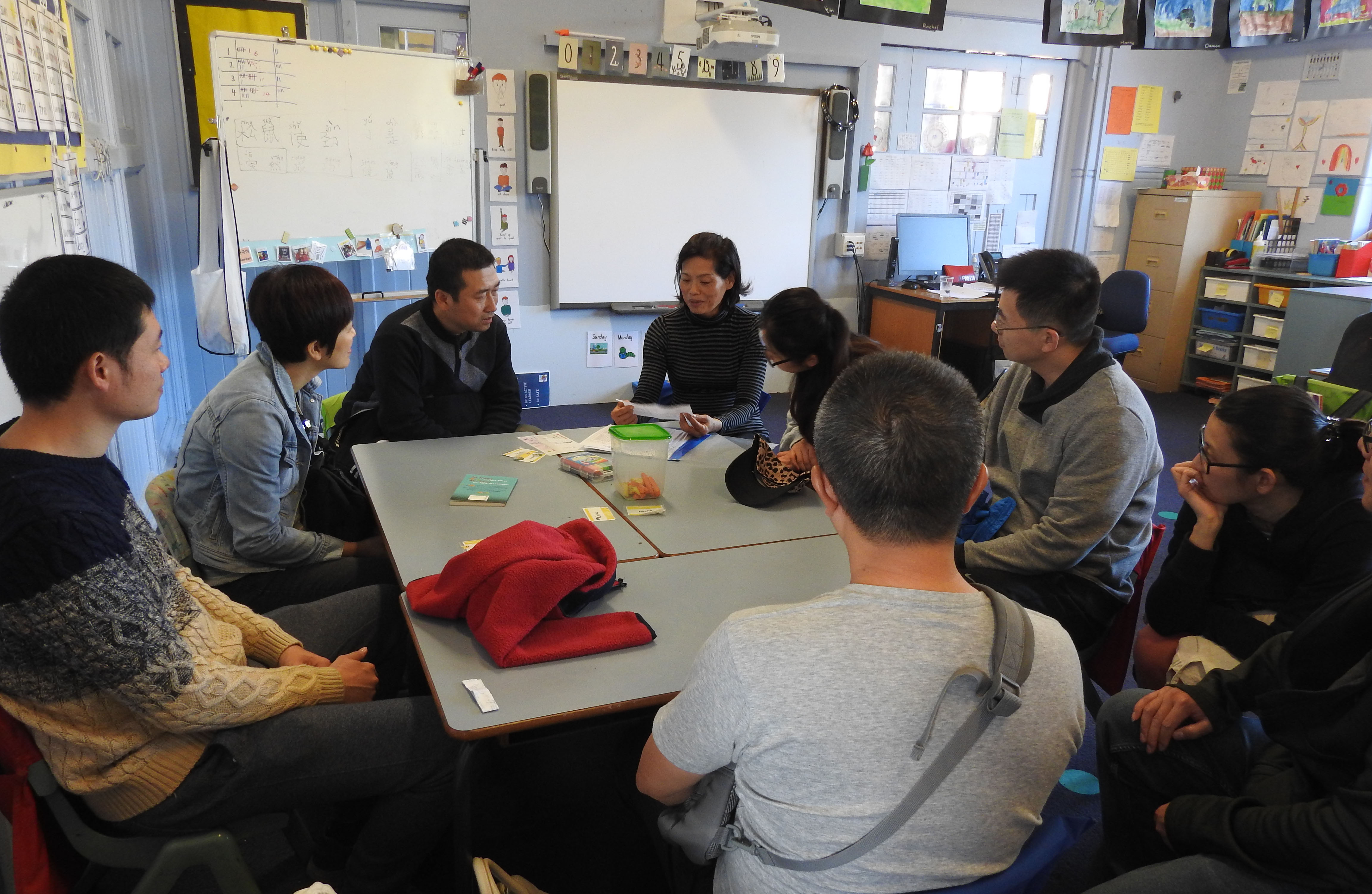 老師向家長說明教學情况