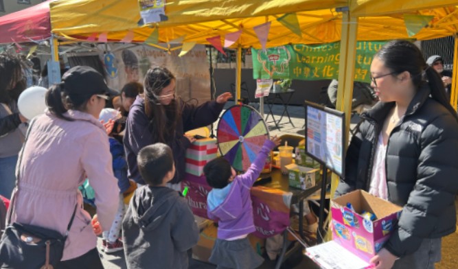 用俄羅斯轉盤做抽獎活動，人潮絡繹不絕。