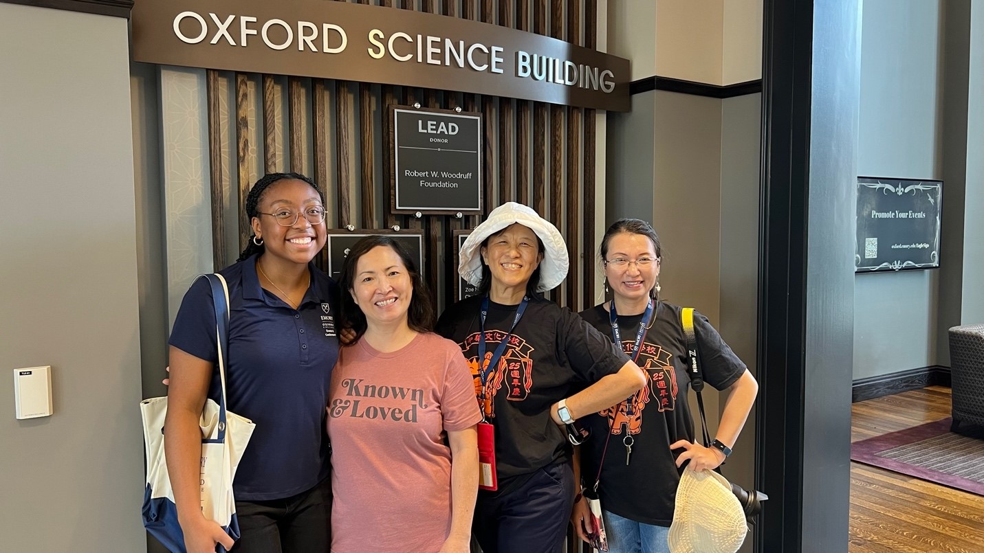 林香蘭校長（左二）和學校教師與牛津校區接待負責人（左一）合影