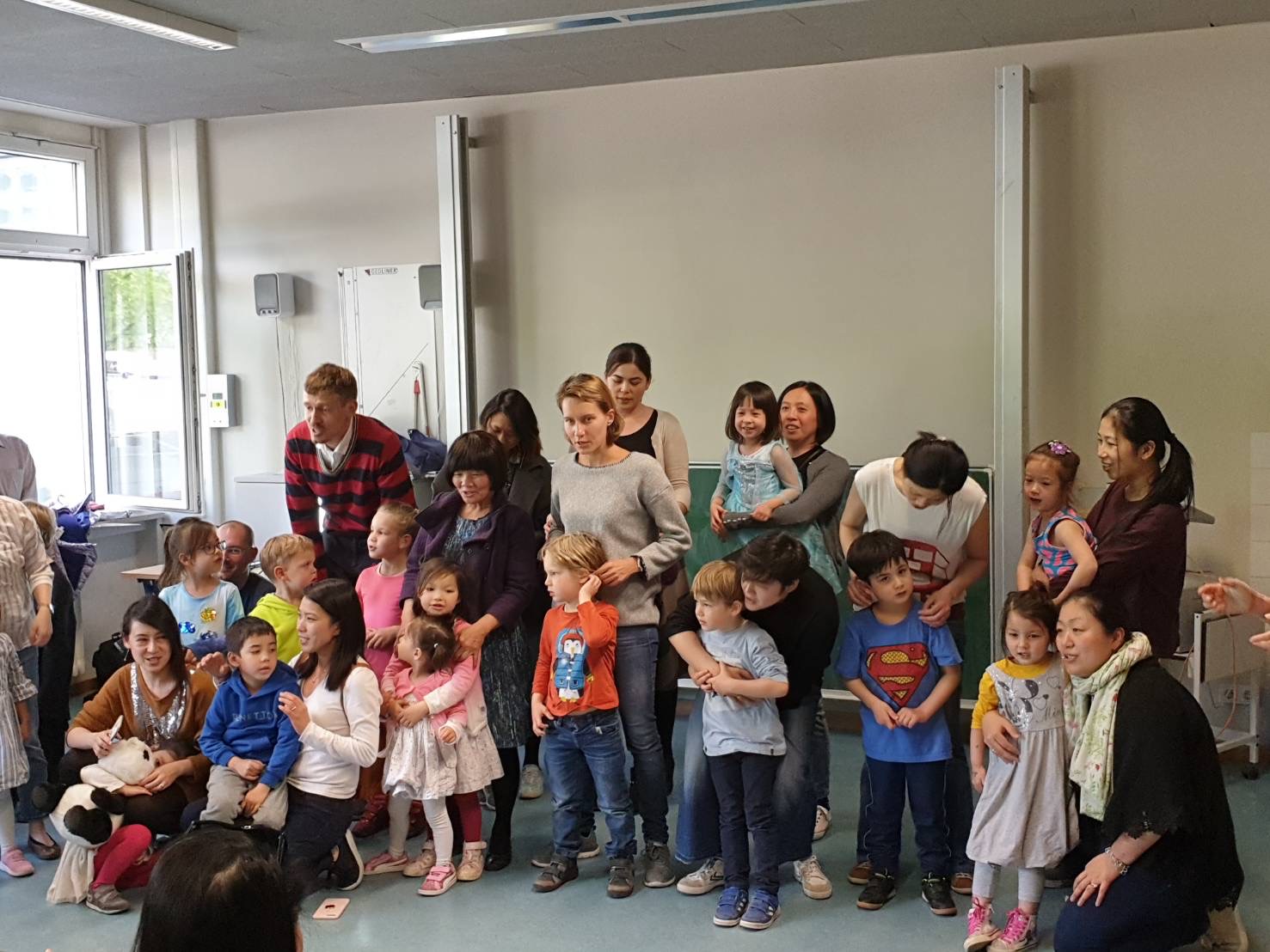 親子班的小朋友們與家長一起表演