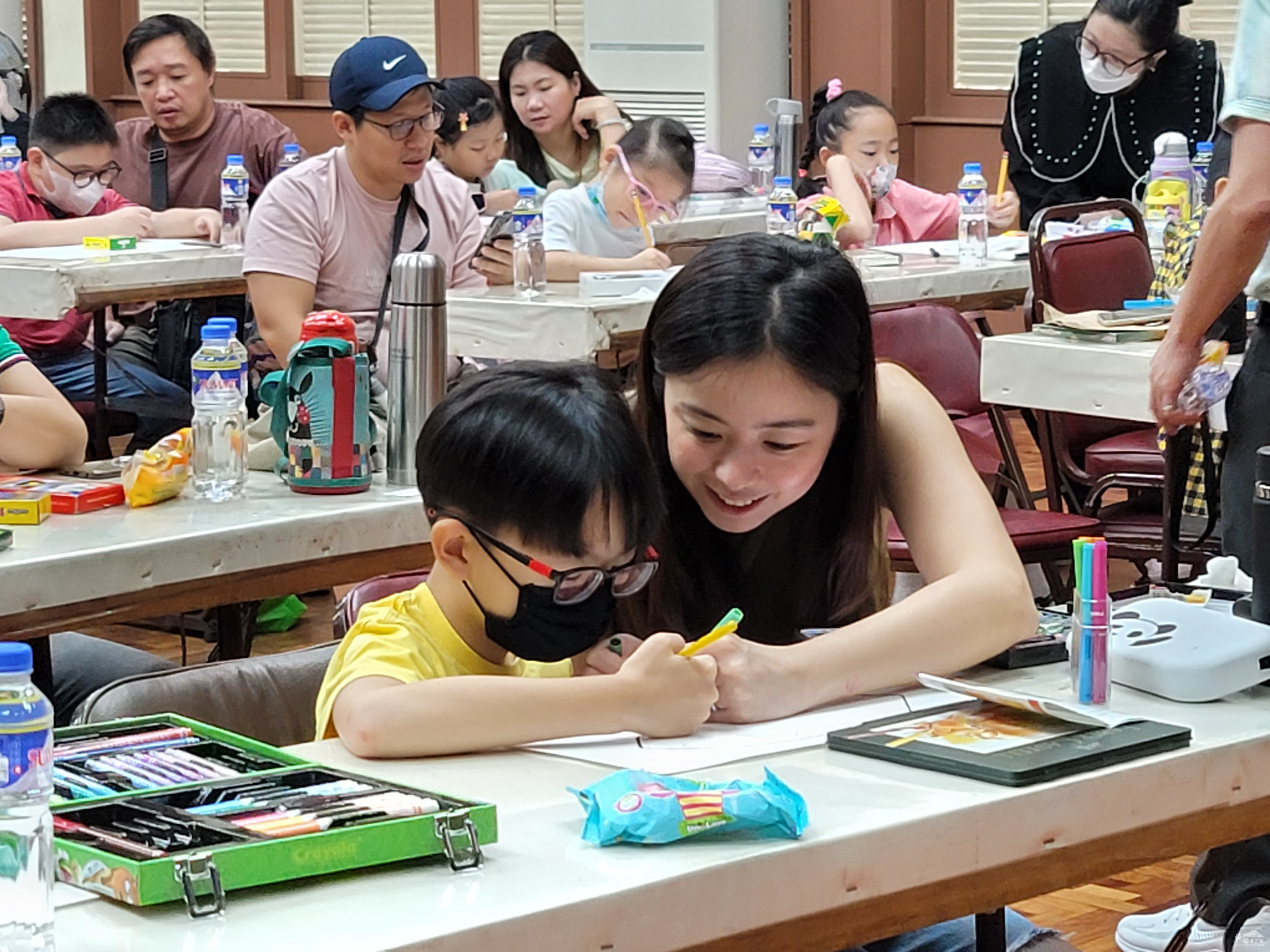 家長在旁指導其參賽子女繪畫內容之構思