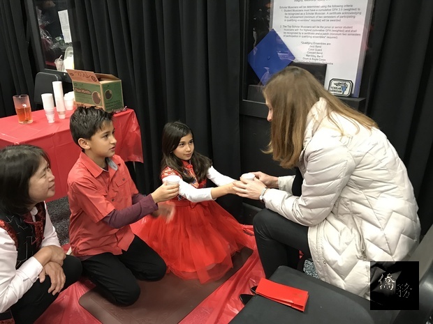 北橙中文學校慶農曆新年 跪膝奉茶醒獅祈福1