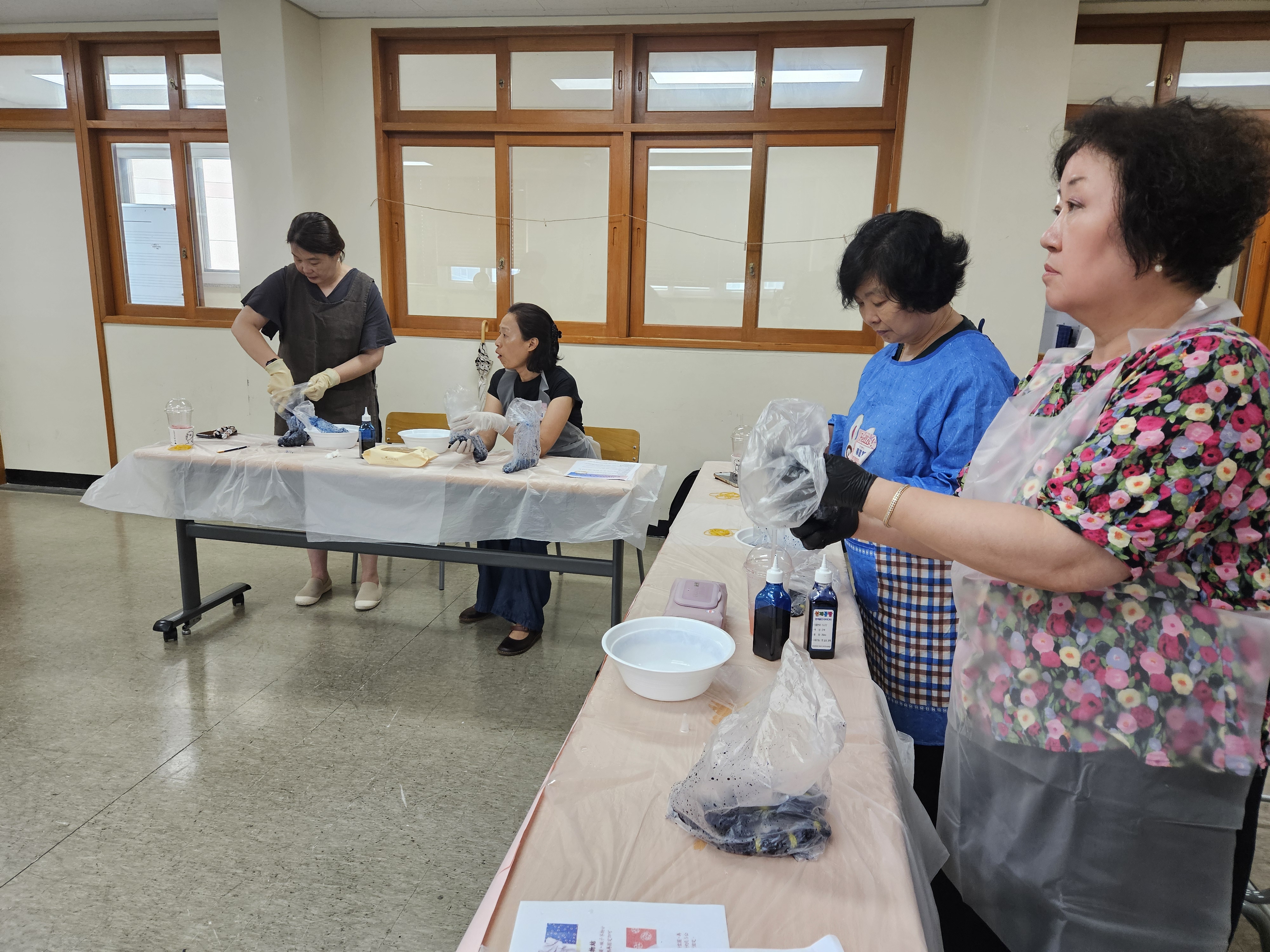 教師們認真投入實作體驗，親手進行綁紮與染布過程