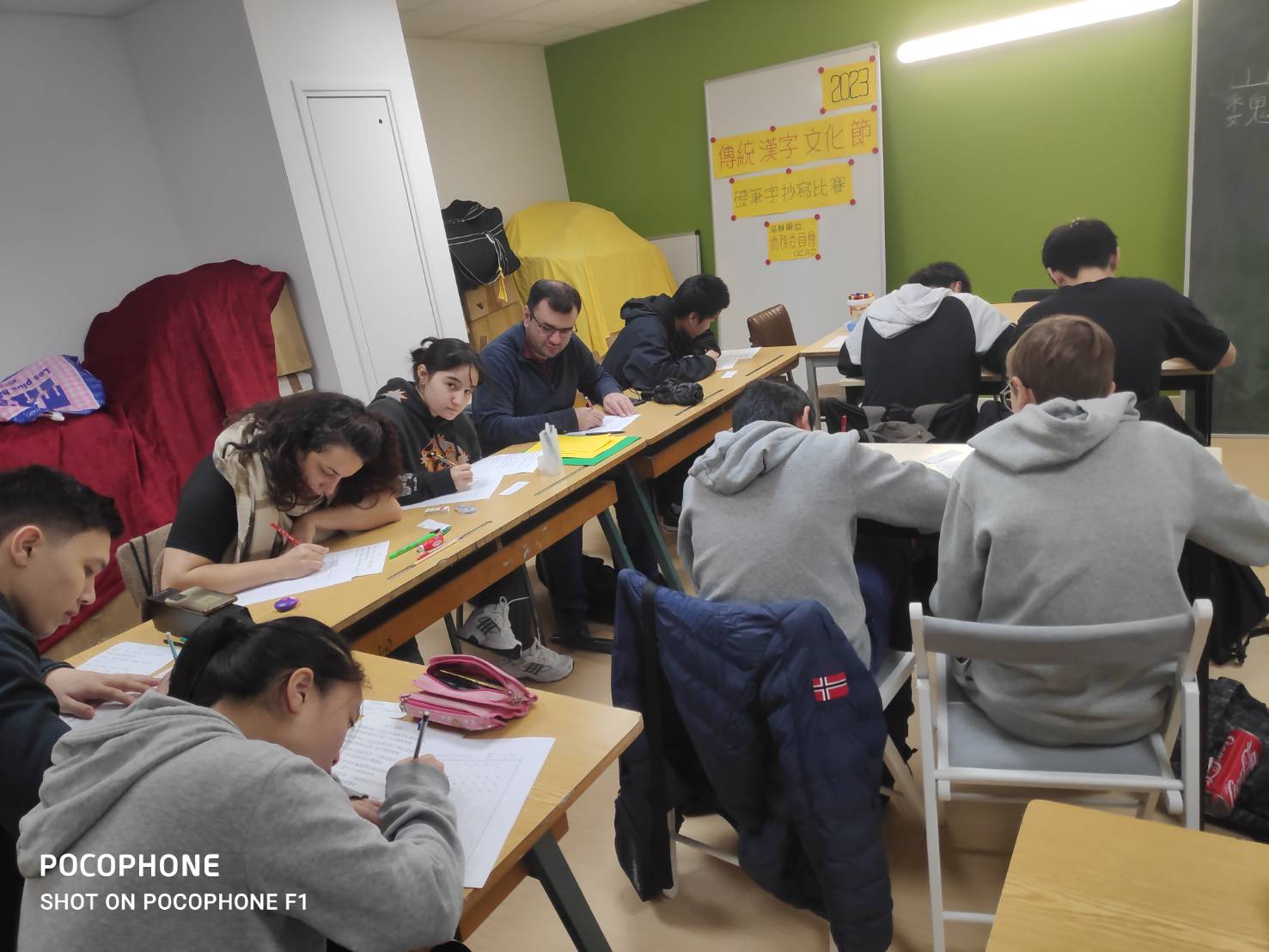 學生認真地書寫正體字