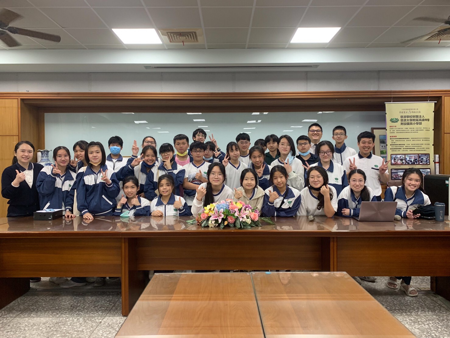 花蓮慈大附中雙語實驗班同學合照