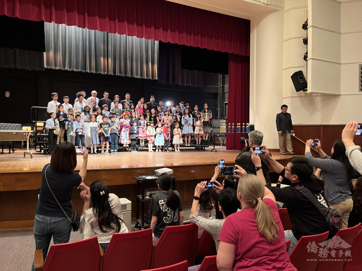 全體受獎學生合照，家長為孩子們努力學習中文留下最珍貴的紀錄