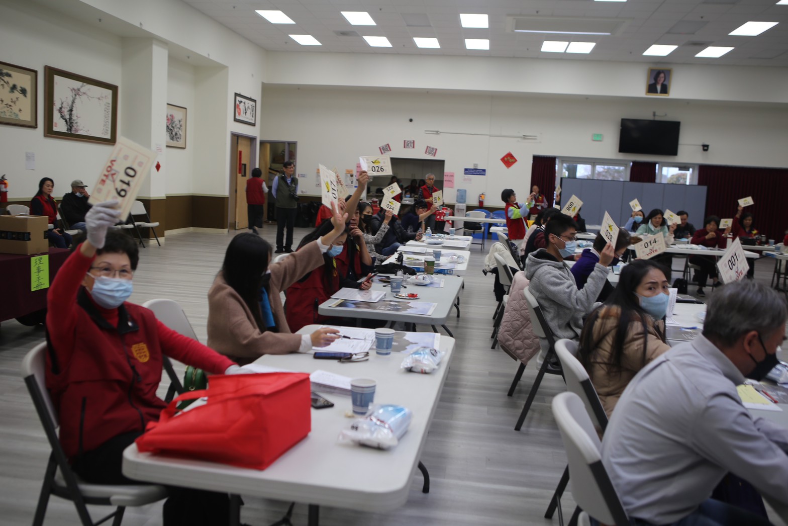 會議中，為提案進行表決