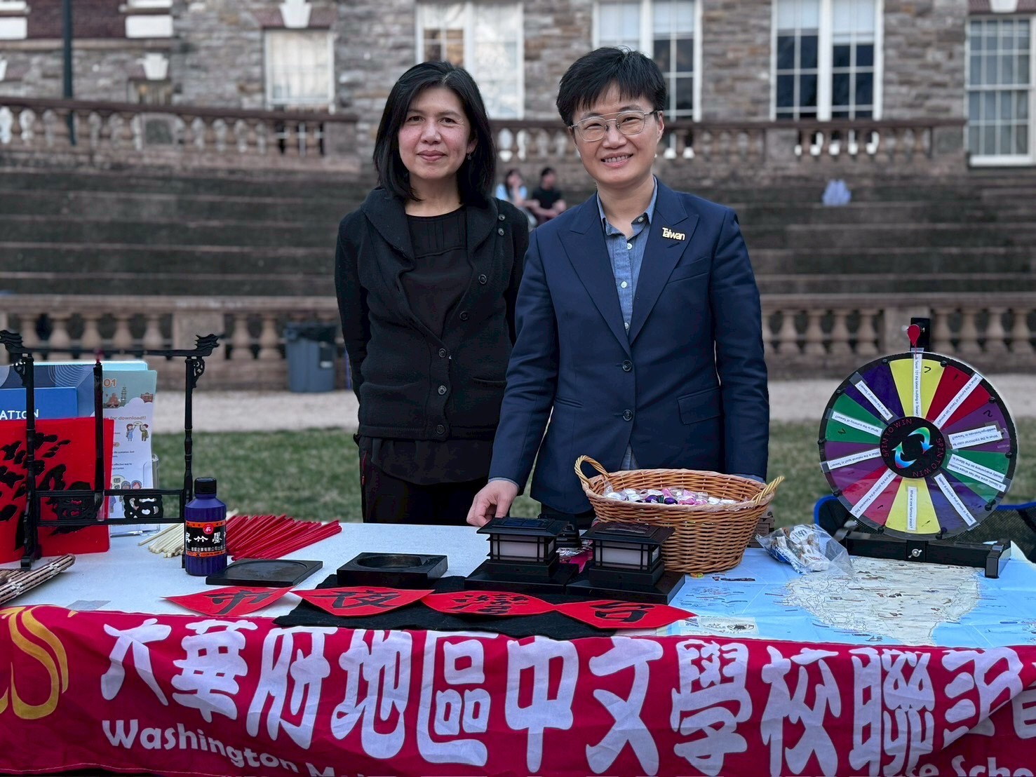 台灣駐美代表處楊懿珊公使特地揮毫書寫「台灣夜市」四字墨寶及WMACS 總幹事為活動獻上誠摯祝福