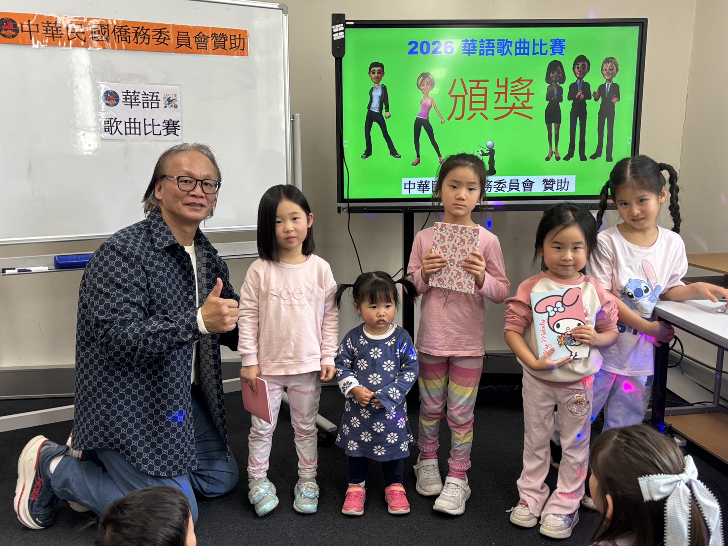 校長簡明輝與得獎者合影