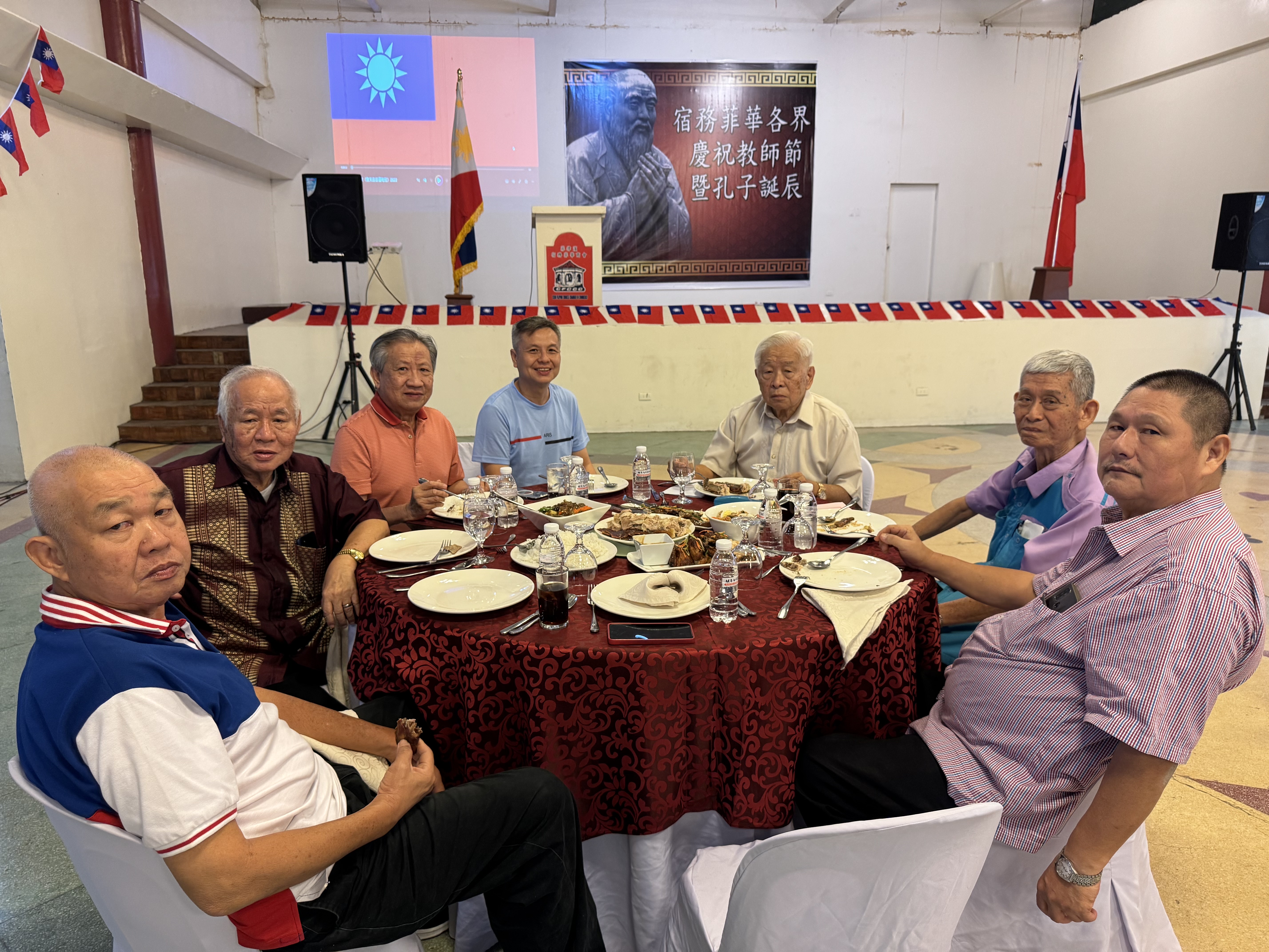 與會嘉賓熱烈交流，展現宿霧地區僑界對教育的重視